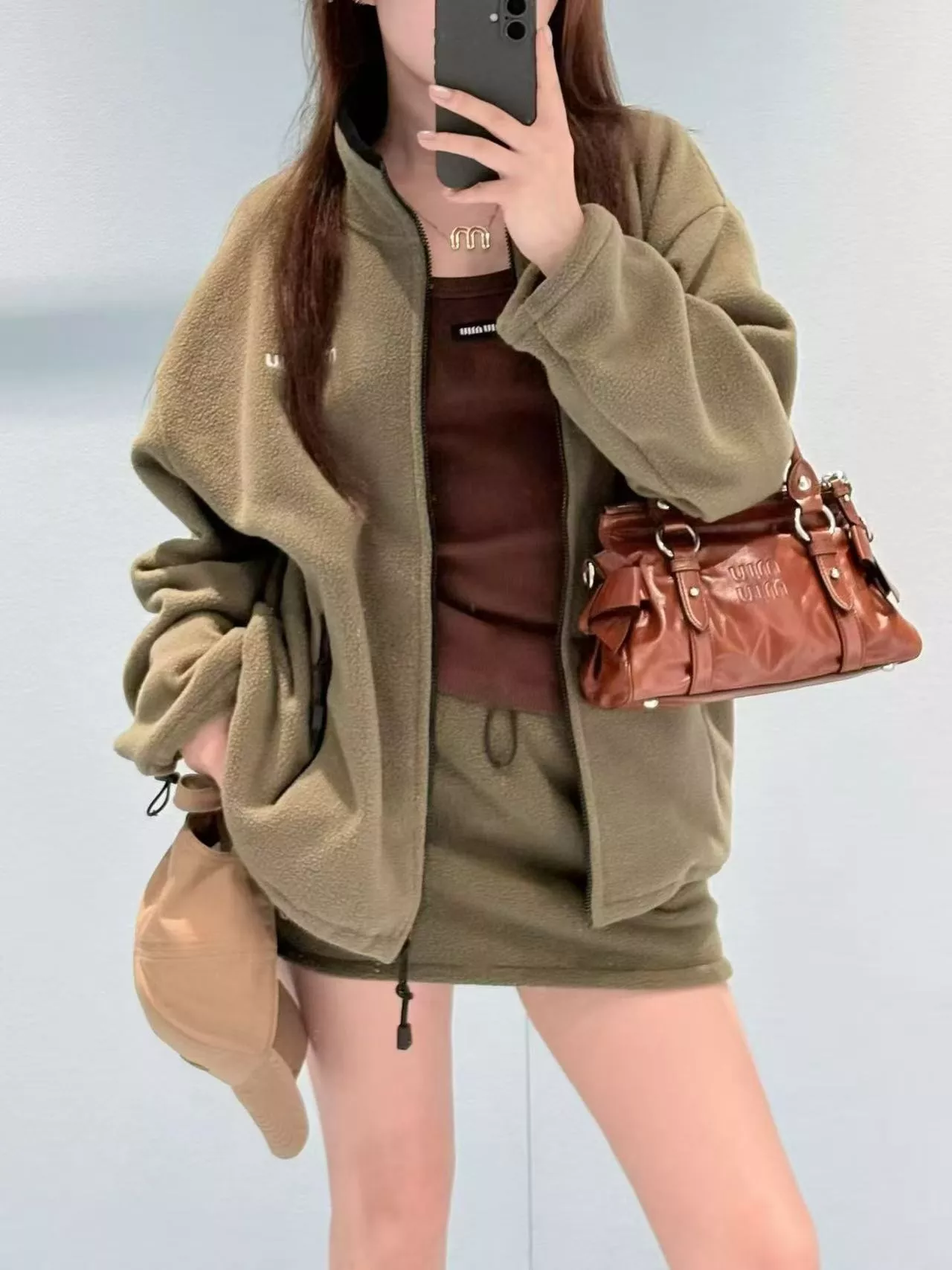 미우미우 올리브그린 스탠드칼라 집업 플리스 조끼 상세 이미지 20