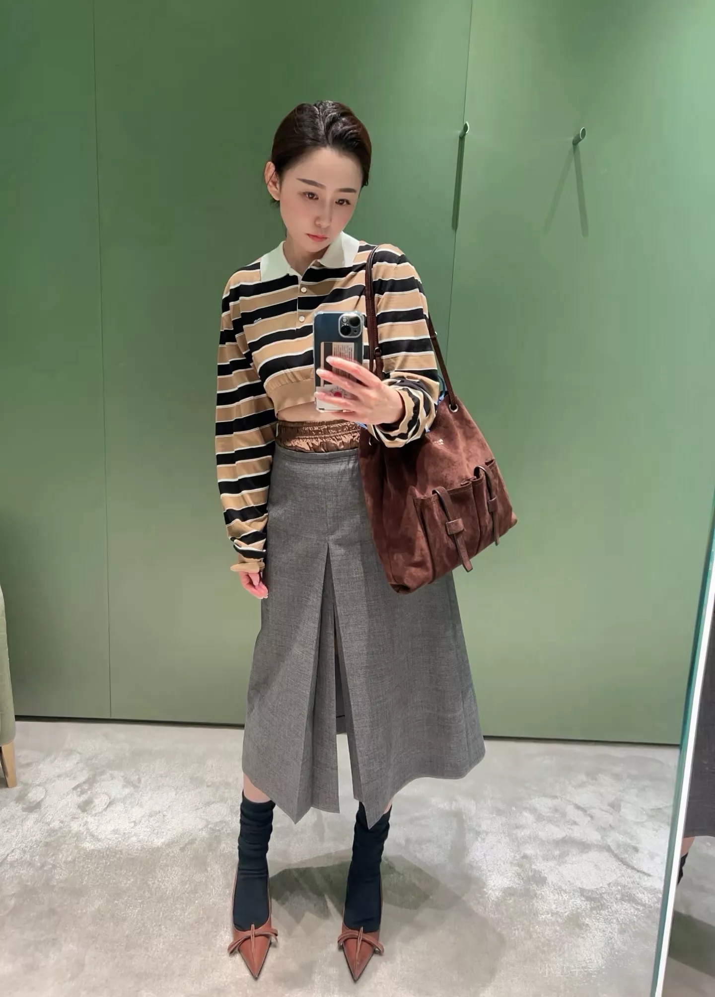 프라다 배색 허리선 앞트임 미들 스커트 상세 이미지 18