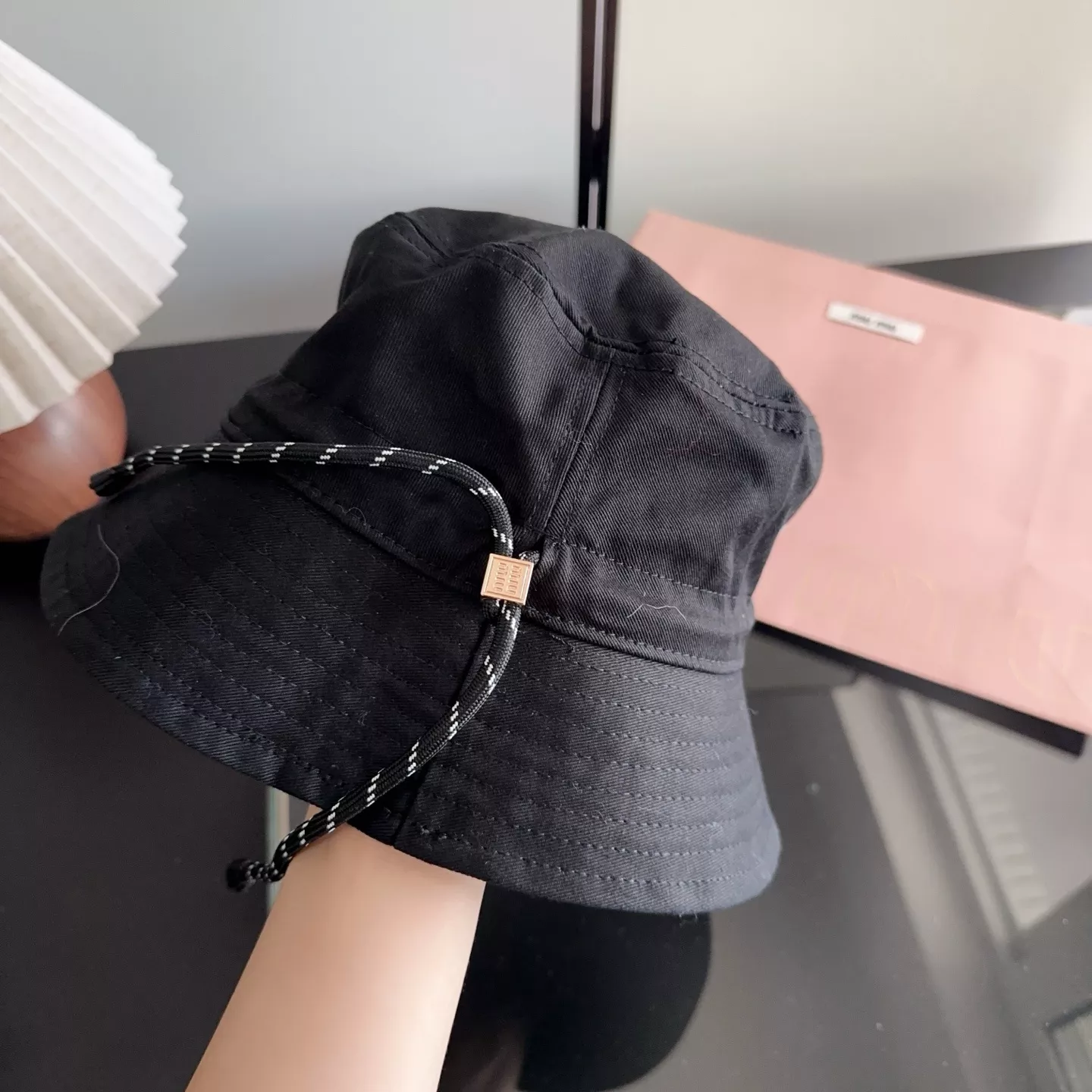 미우미우 자수 그래피티 버킷햇 상세 이미지 12
