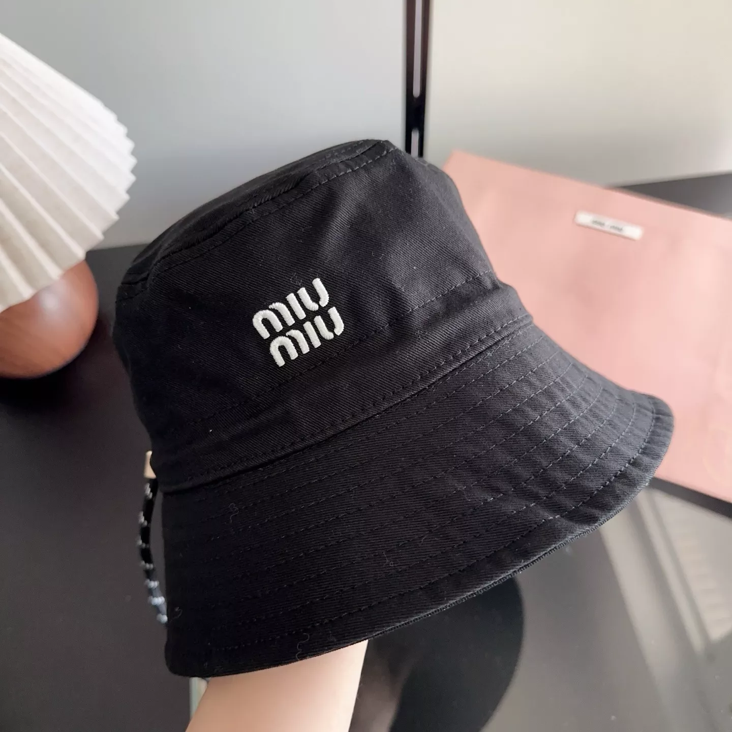 미우미우 자수 그래피티 버킷햇 상세 이미지 17