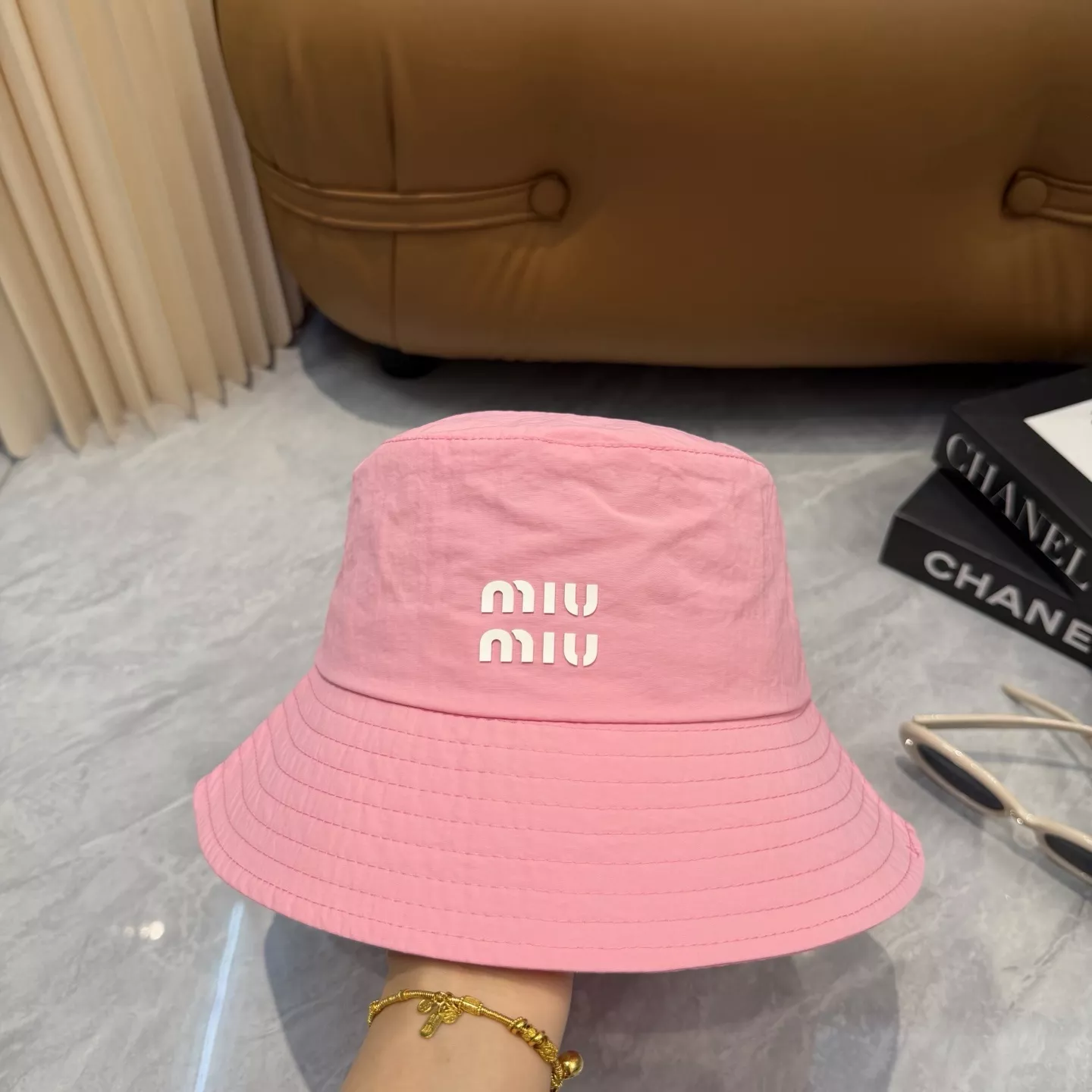 미우미우 마카롱 컬러 속건 버킷햇 상세 이미지 2