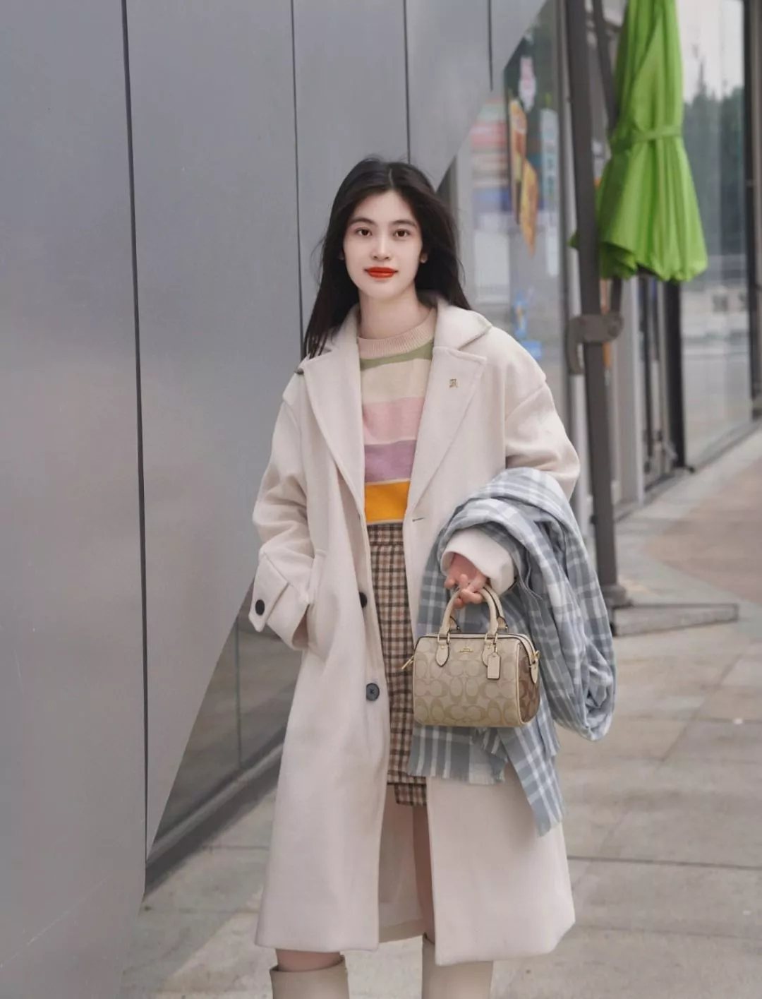 코치 시그니처 패턴 미니 원통형 보스턴백 상세 이미지 67