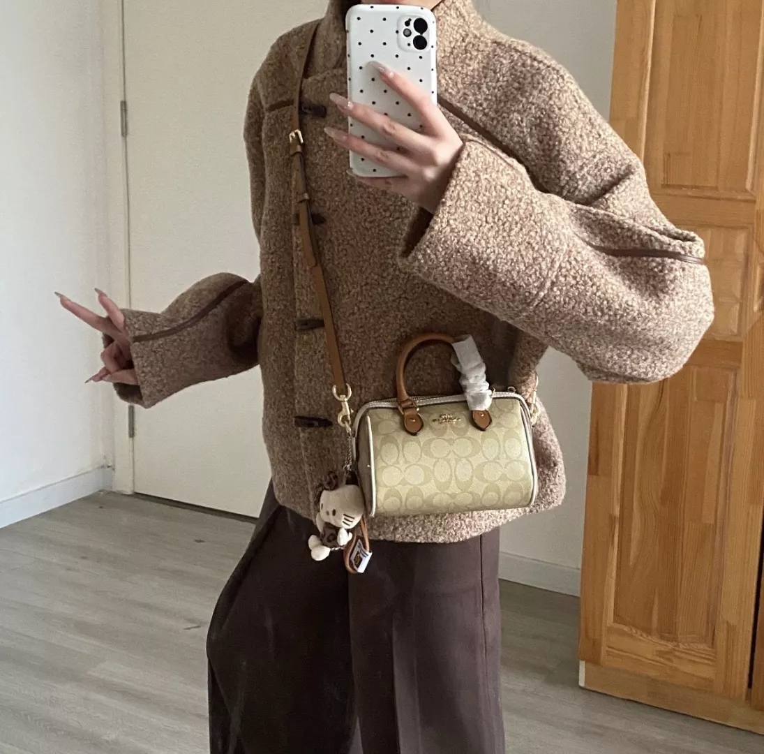 코치 시그니처 패턴 미니 원통형 보스턴백 상세 이미지 69