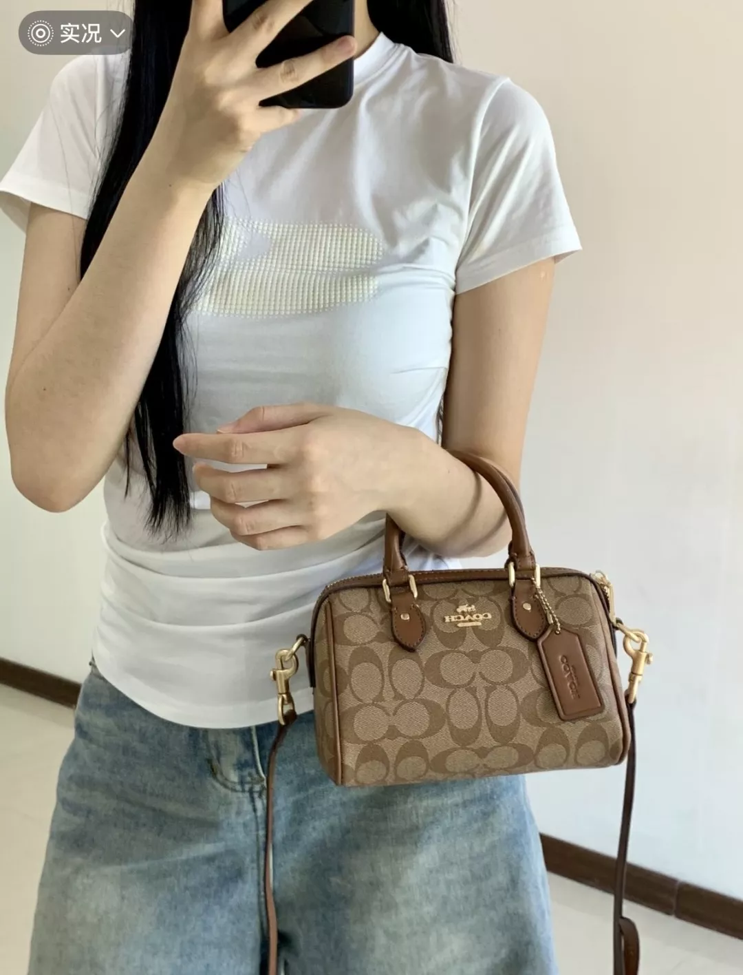 코치 시그니처 패턴 미니 원통형 보스턴백 상세 이미지 73