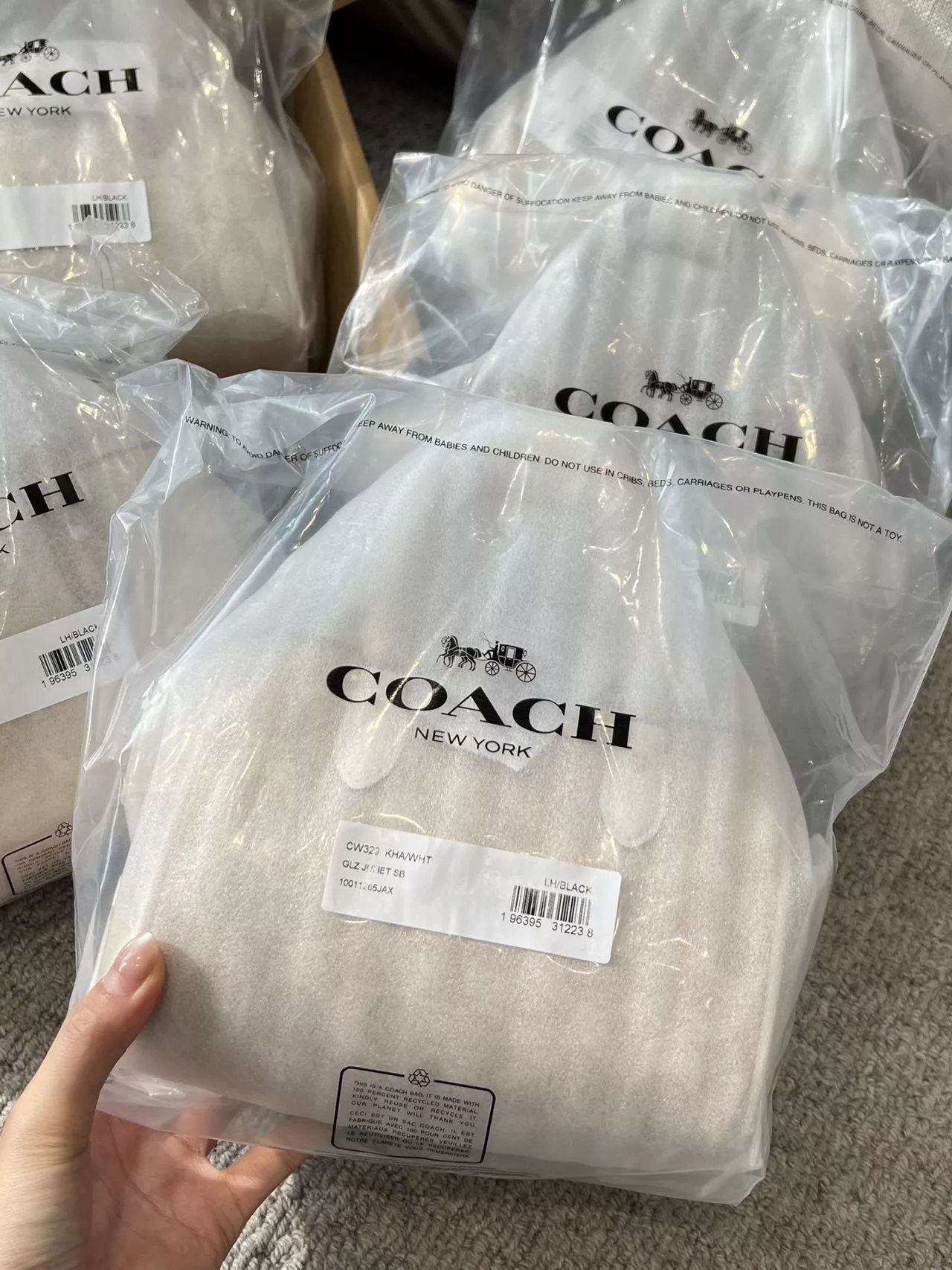 코치 시그니처 패턴 미니 원통형 보스턴백 상세 이미지 60