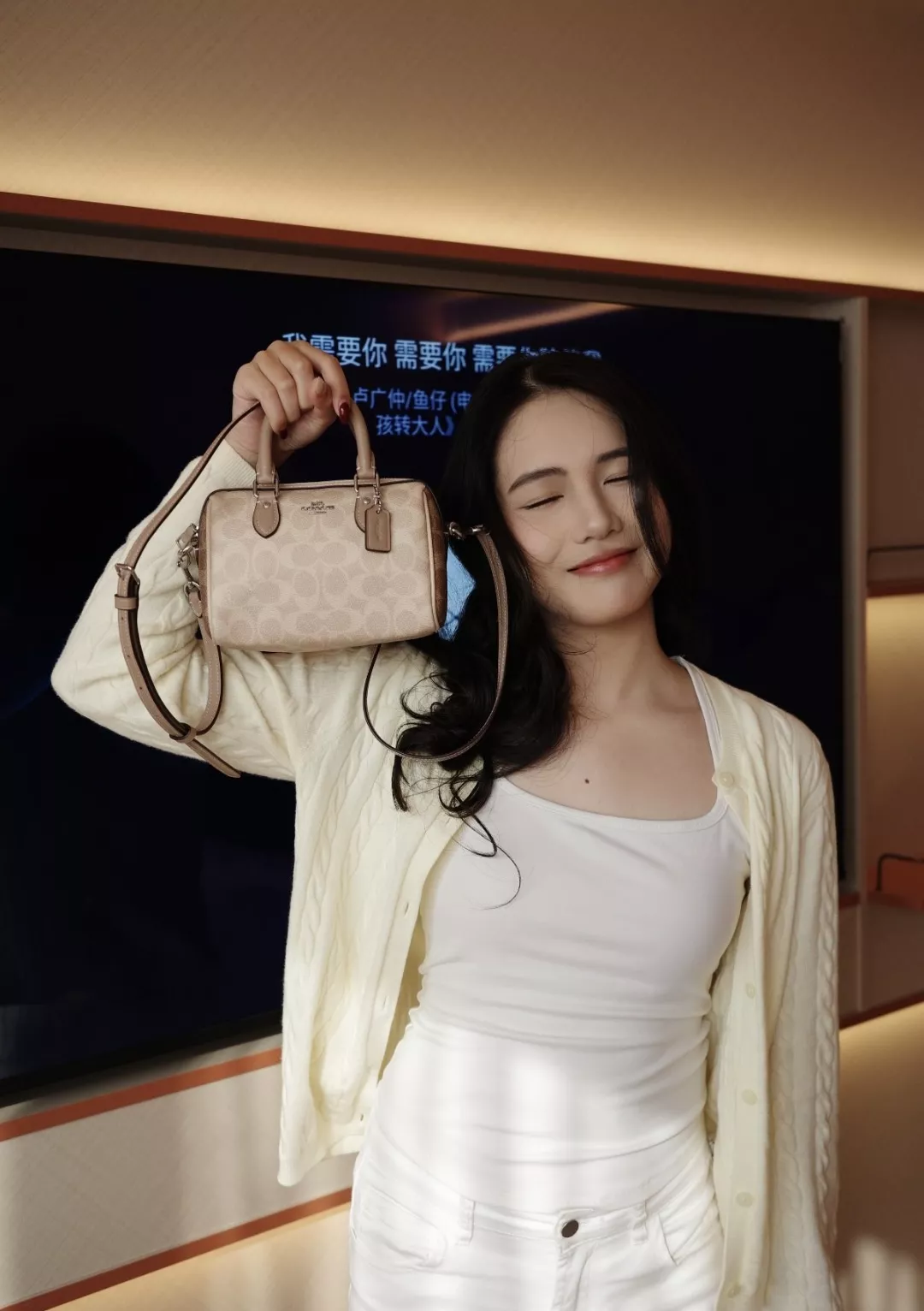 코치 시그니처 패턴 미니 원통형 보스턴백 상세 이미지 70