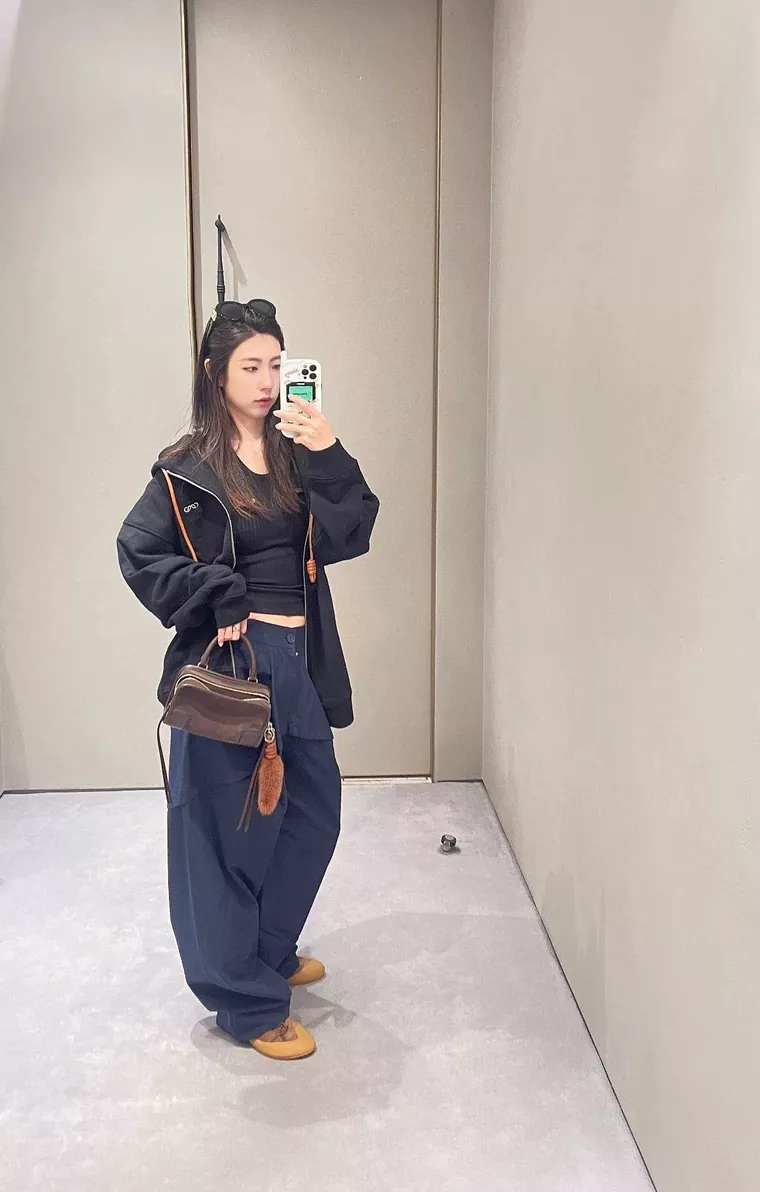 로에베 배색 자수 로고 가죽 스트링 후드 지퍼 재킷 상세 이미지 15