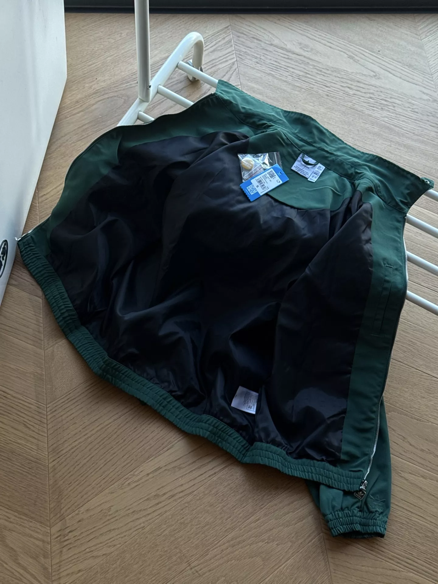 아디다스 삼선 로고 메달 자수 루즈핏 코치 재킷 상세 이미지 31