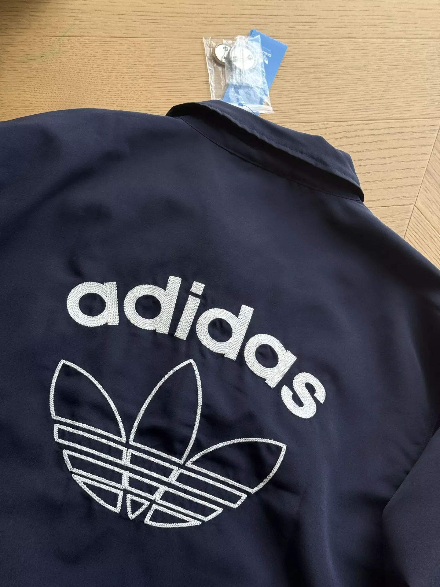 아디다스 삼선 로고 메달 자수 루즈핏 코치 재킷 상세 이미지 22