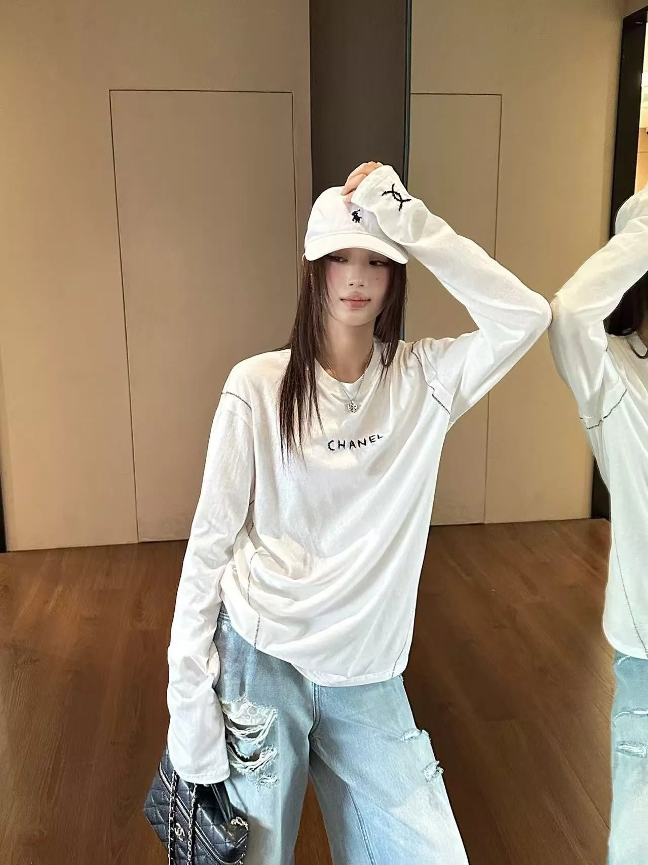 샤넬 로고 자수 긴소매 티셔츠 상세 이미지 14