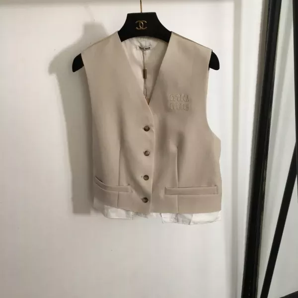미우미우 자수 레터링 패치 레이어드 밑단 브이넥 버튼 조끼