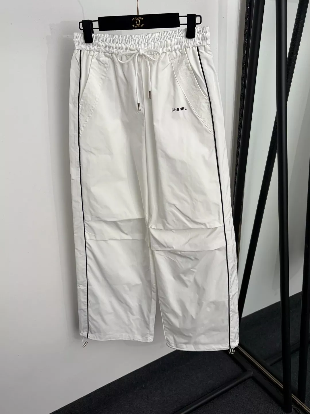 샤넬 로고 레터링 밴딩 스트링 와이드 나일론 팬츠 상세 이미지 1