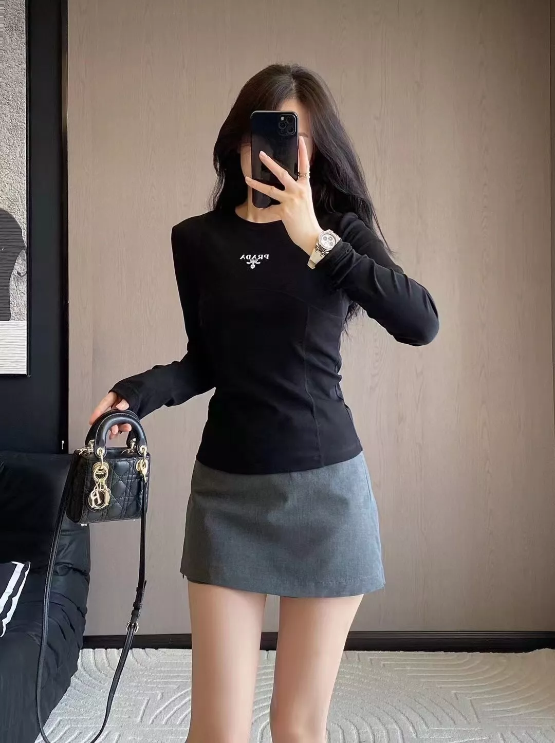 프라다 레터링 프린트 슬림핏 긴소매 티셔츠 상세 이미지 17