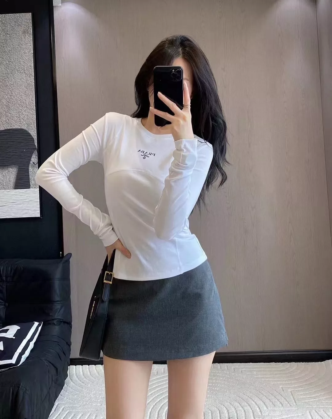 프라다 레터링 프린트 슬림핏 긴소매 티셔츠 상세 이미지 20