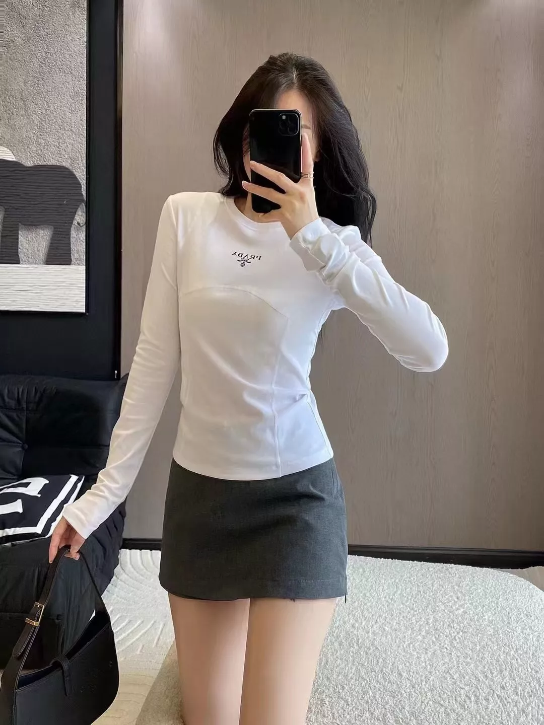 프라다 레터링 프린트 슬림핏 긴소매 티셔츠 상세 이미지 18