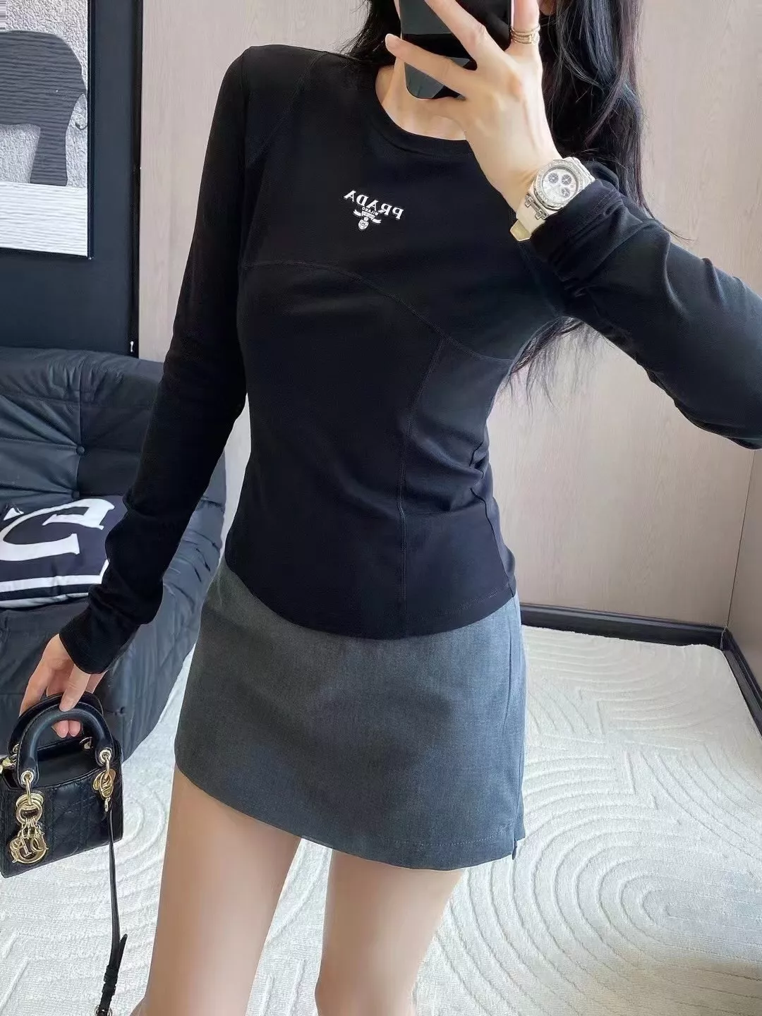 프라다 레터링 프린트 슬림핏 긴소매 티셔츠 상세 이미지 14