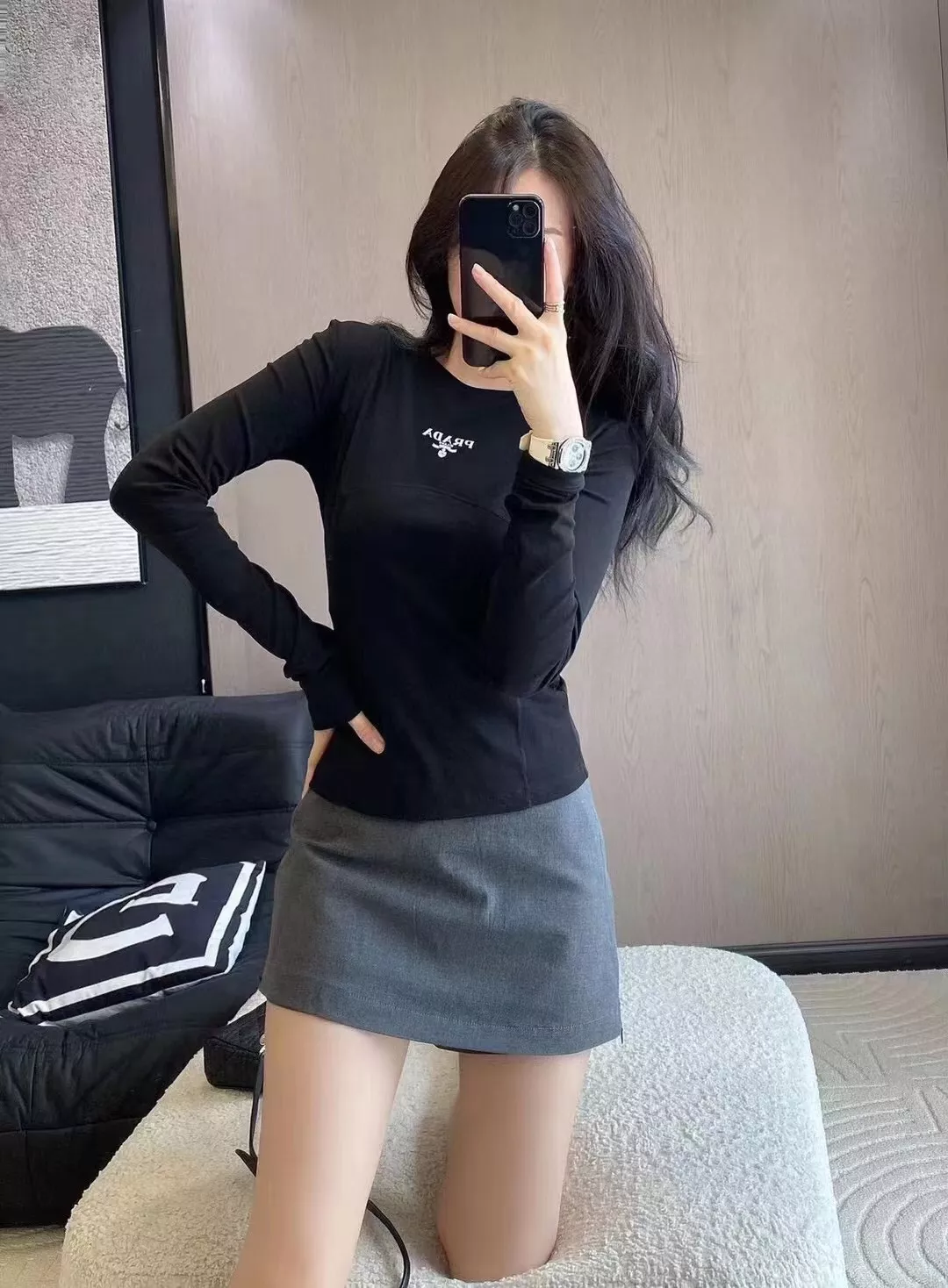 프라다 레터링 프린트 슬림핏 긴소매 티셔츠 상세 이미지 16