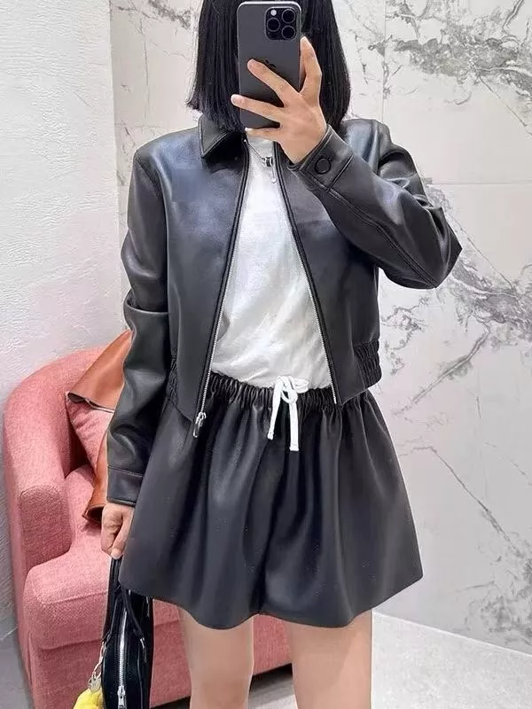 미우미우 로고 자수 패치 긴소매 인조가죽 재킷 미니 스커트 투피스 상세 이미지 20