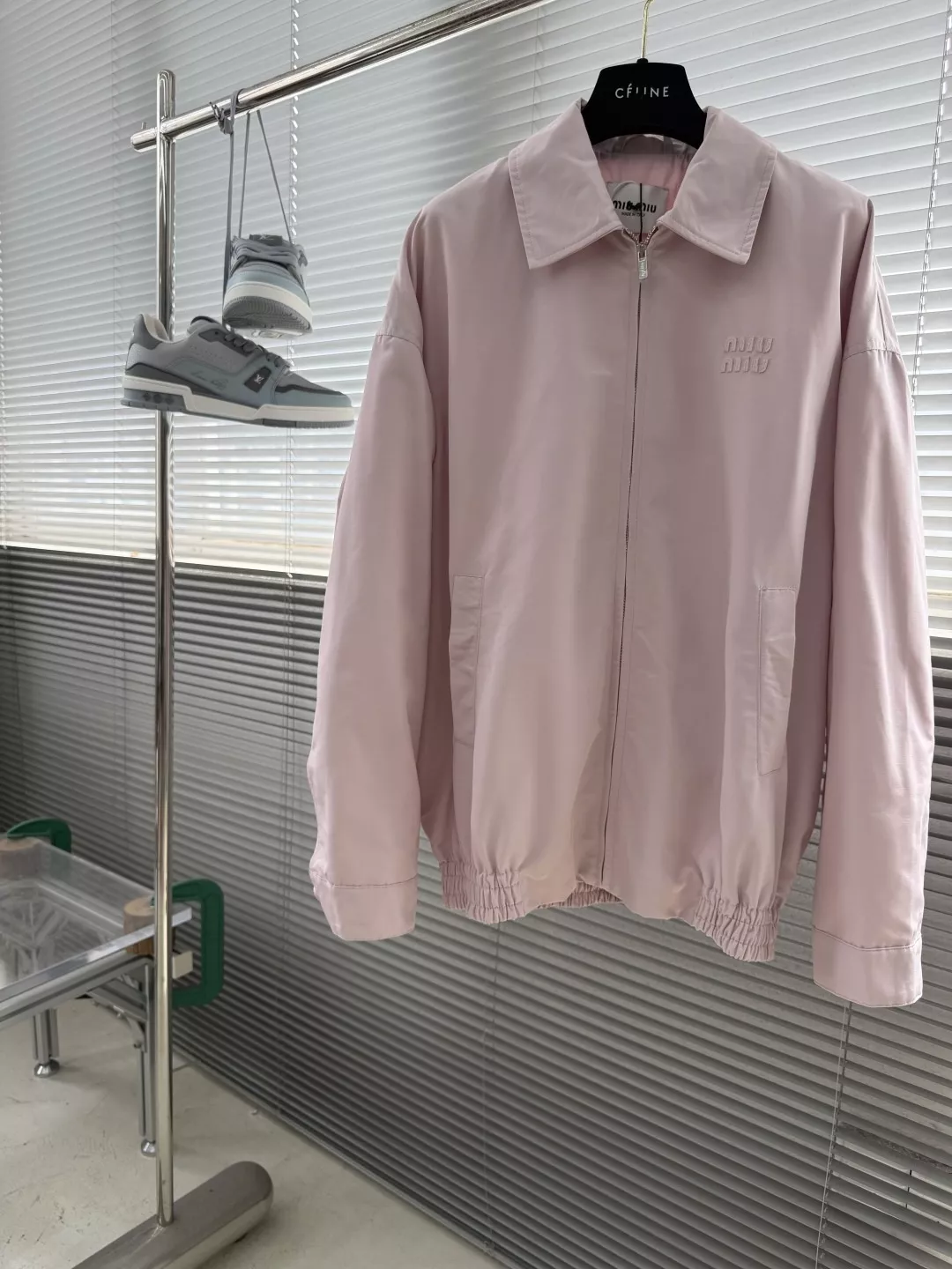 미우미우 자수 로고 셔츠 칼라 집업 재킷 상세 이미지 1