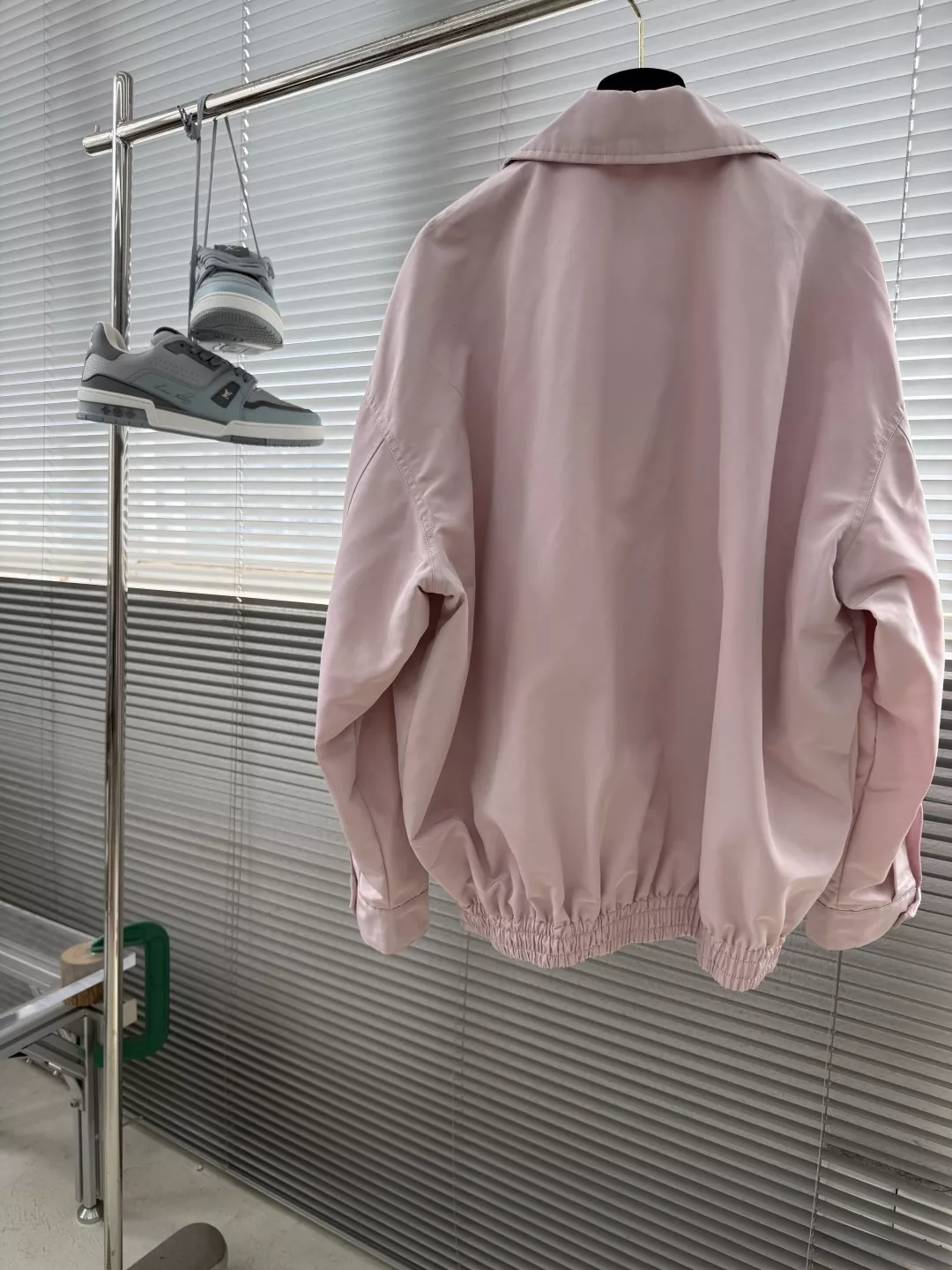 미우미우 자수 로고 셔츠 칼라 집업 재킷 상세 이미지 3
