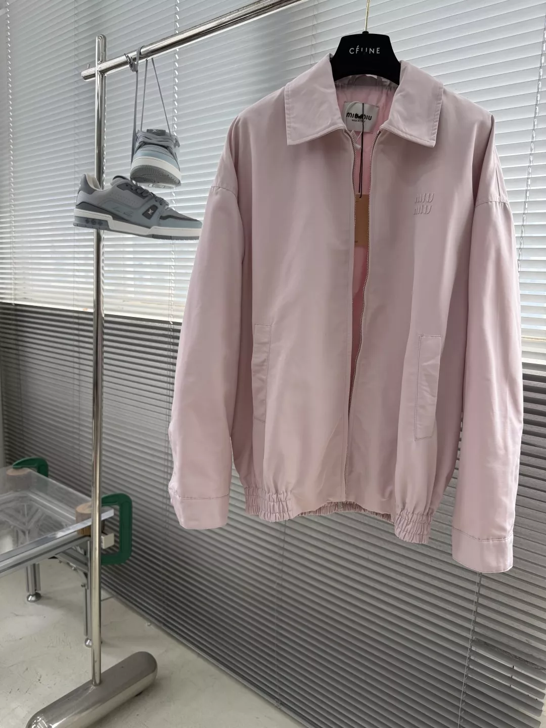 미우미우 자수 로고 셔츠 칼라 집업 재킷 상세 이미지 2