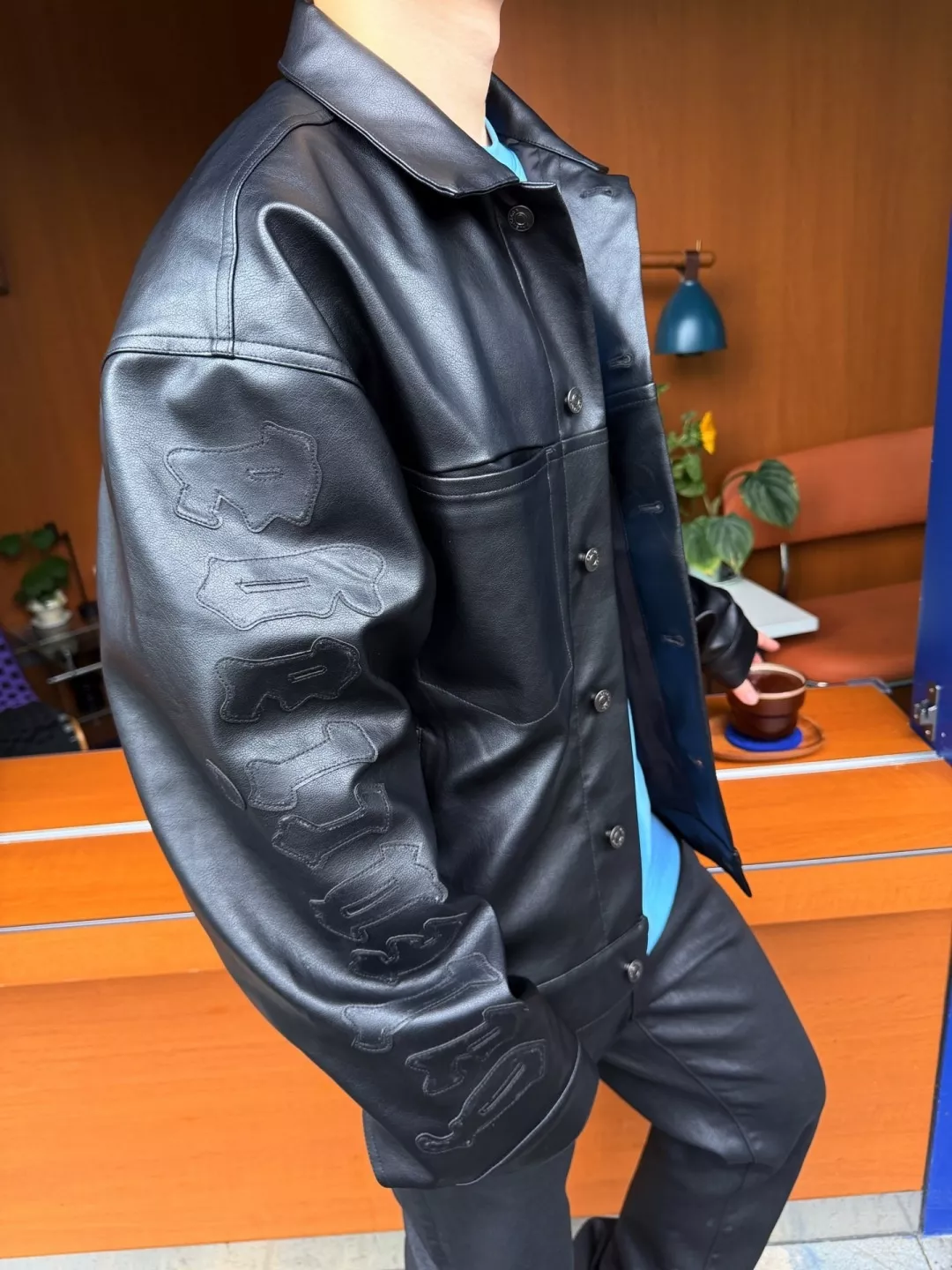 발렌시아가 블랙 그레인 에코 레더 카라 버튼 재킷 상세 이미지 30