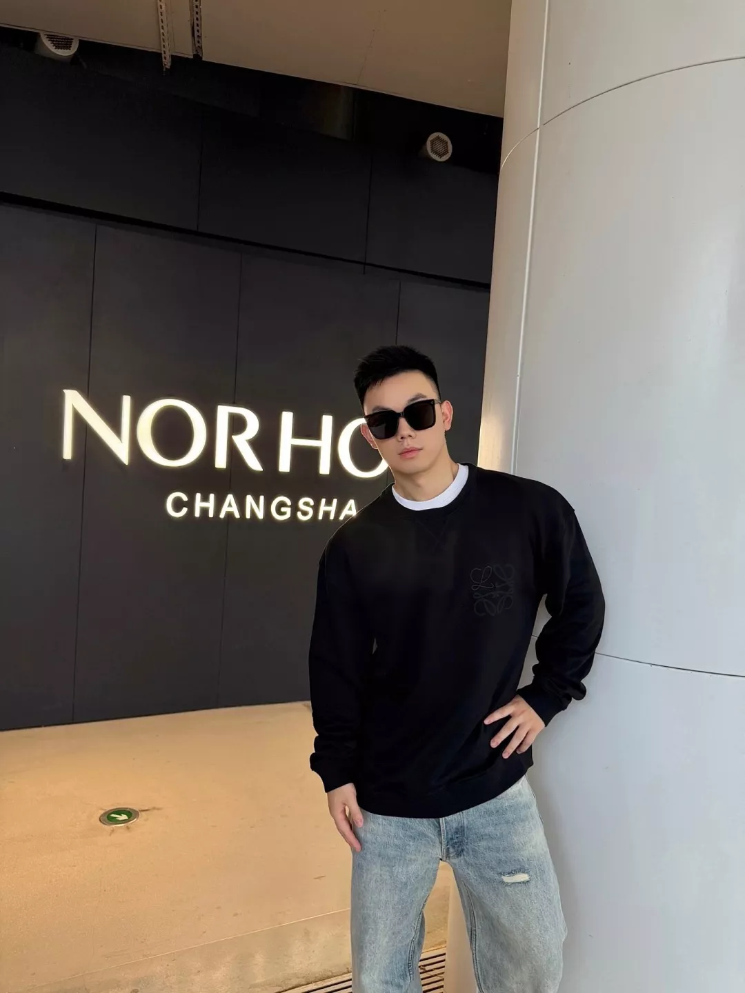 로에베 아나그램 자수 프린트 루즈핏 맨투맨 티셔츠 상세 이미지 21