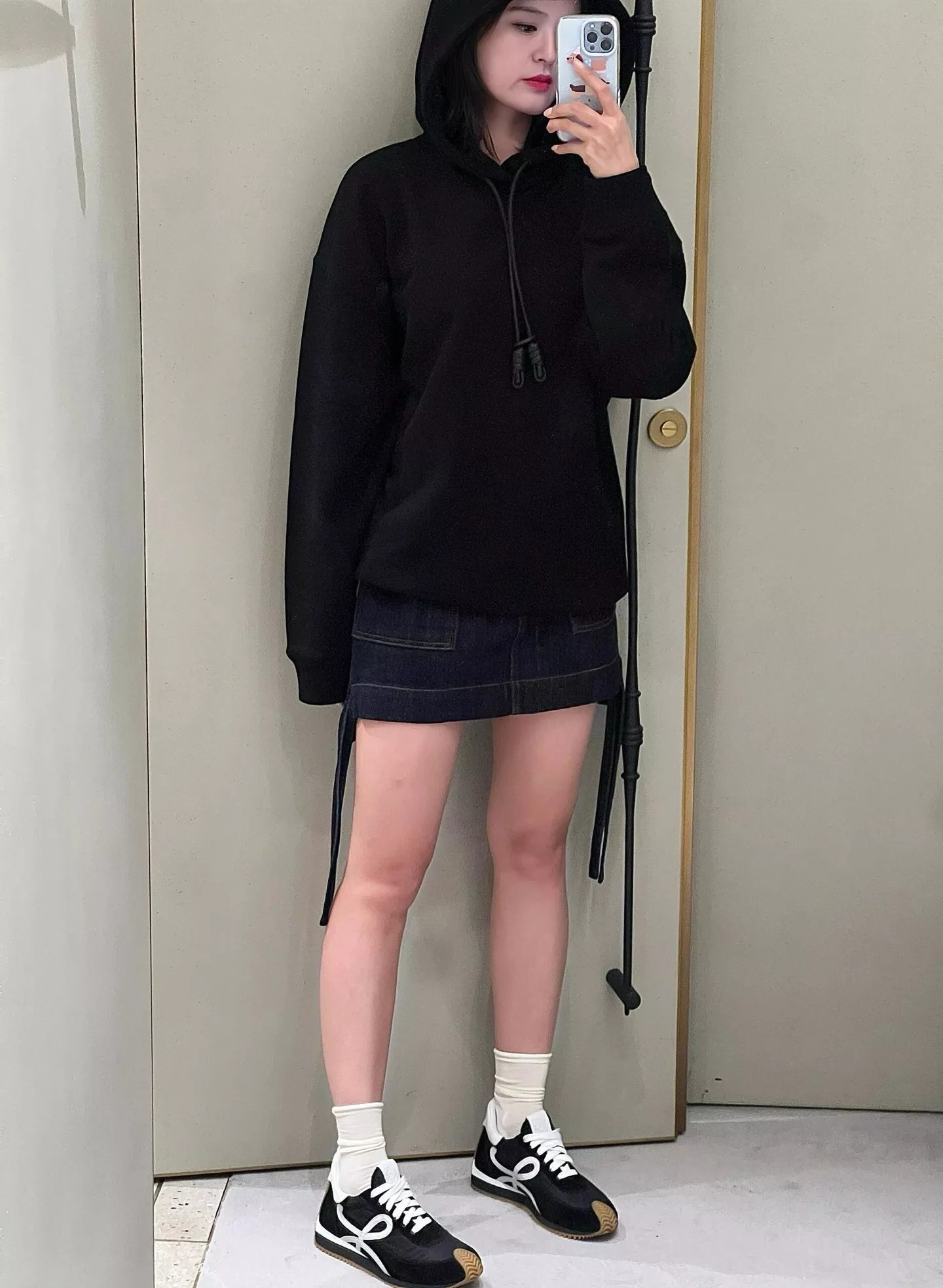 로에베 로고 자수 가죽 드로스트링 긴소매 후드 티셔츠 상세 이미지 15