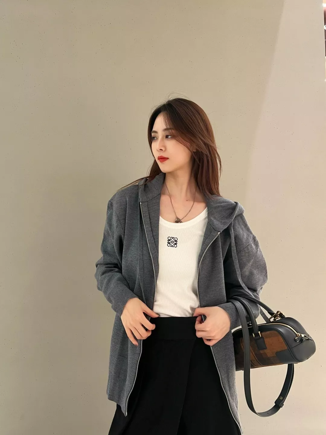 로에베 아나그램 엠보싱 자수 집업 후드 티셔츠 상세 이미지 17