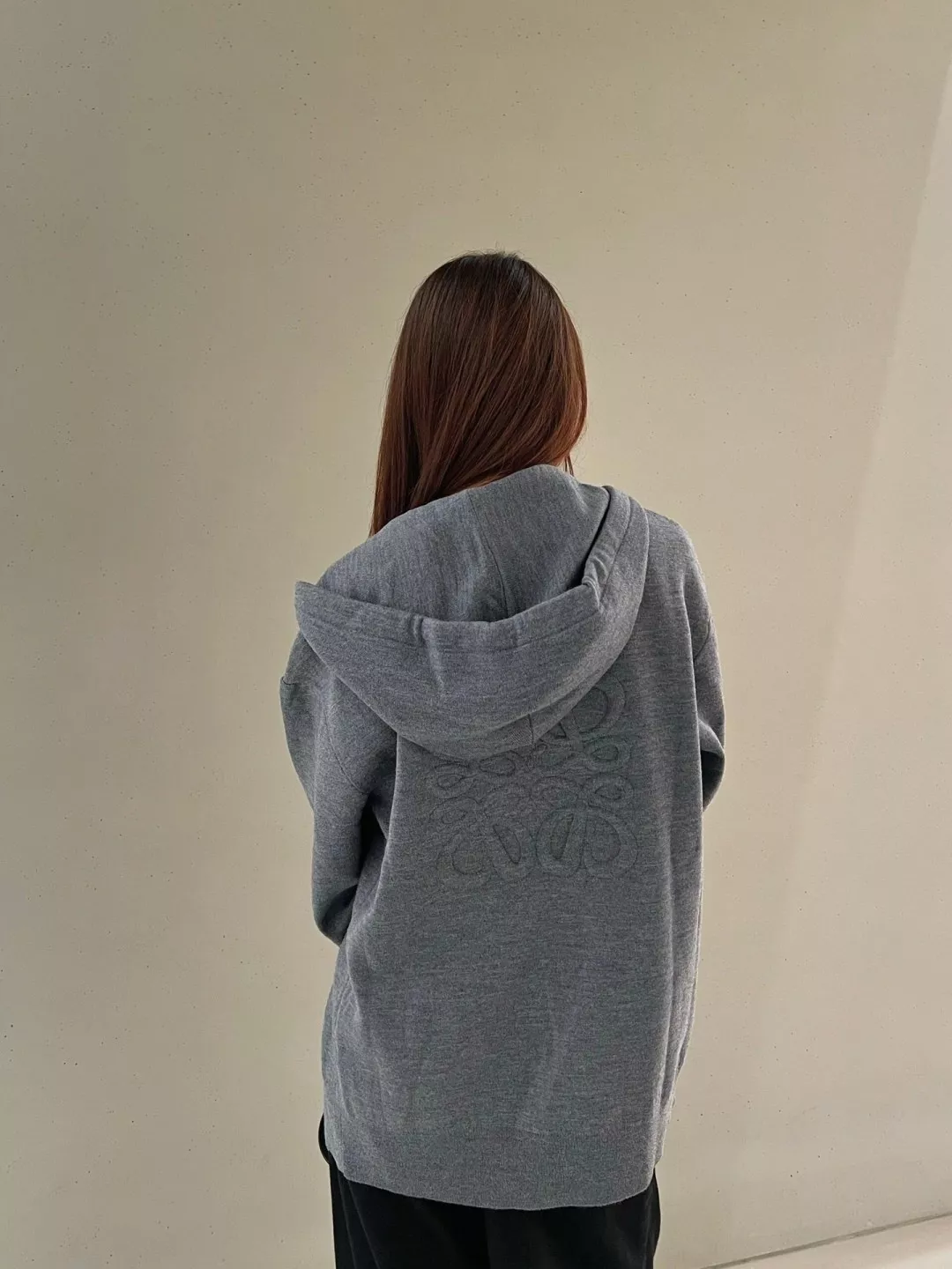 로에베 아나그램 엠보싱 자수 집업 후드 티셔츠 상세 이미지 16