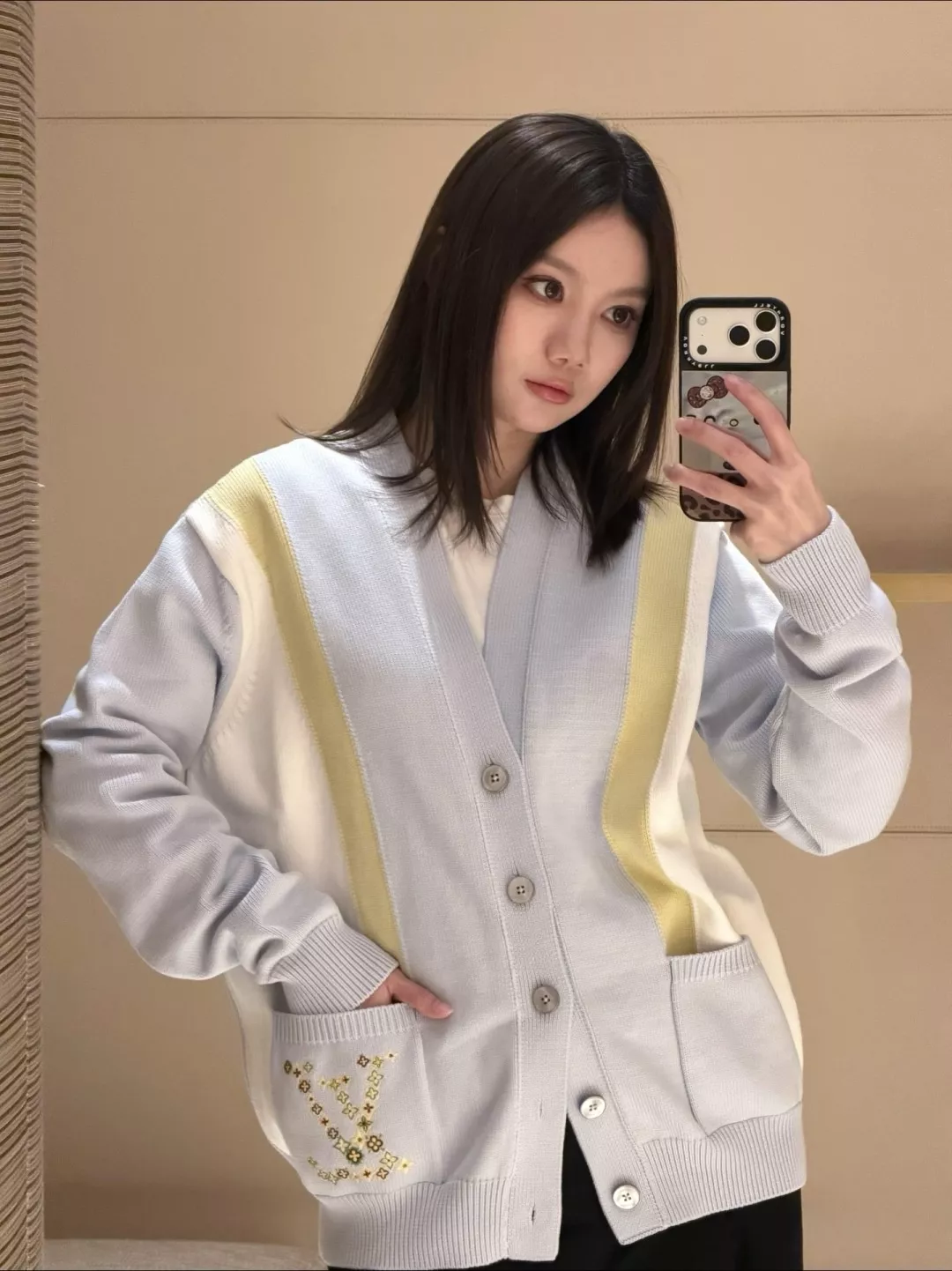 루이비통 플라워 포켓 자수 배색 니트 가디건 상세 이미지 17