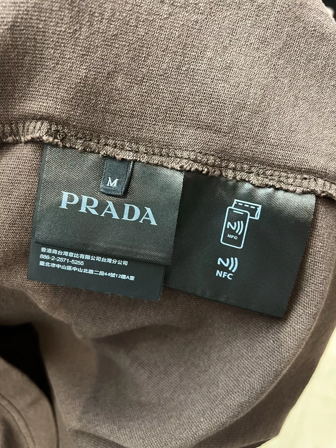 프라다 삼각 자수 워싱 코튼 긴소매 티셔츠 상세 이미지 6