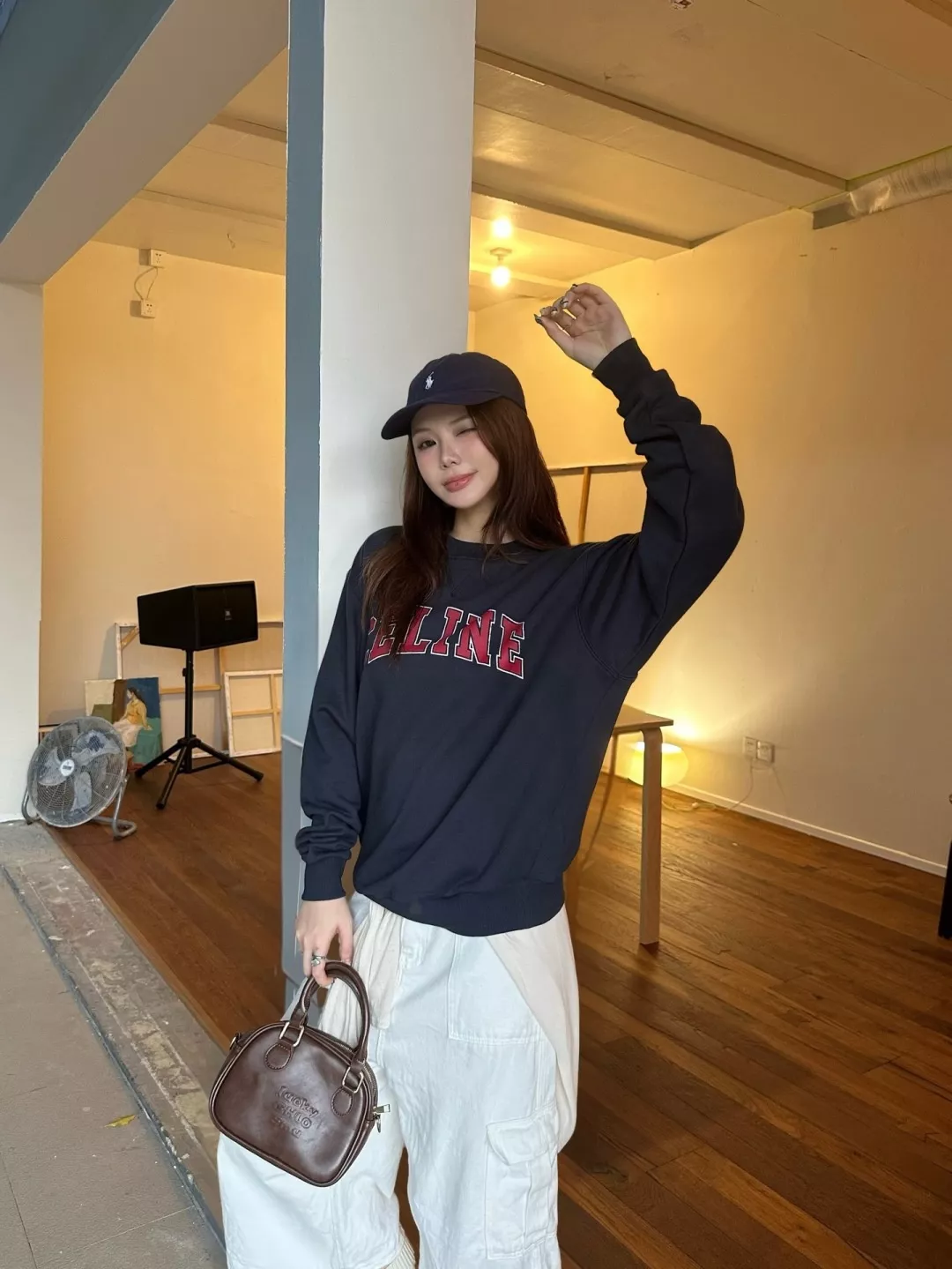 셀린느 배색 로고 프린트 루즈핏 맨투맨 상세 이미지 19