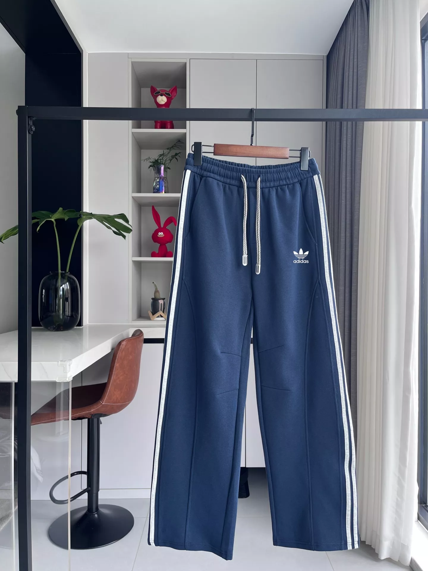 아디다스 삼선 로고 와이드 트레이닝 팬츠 상세 이미지 3