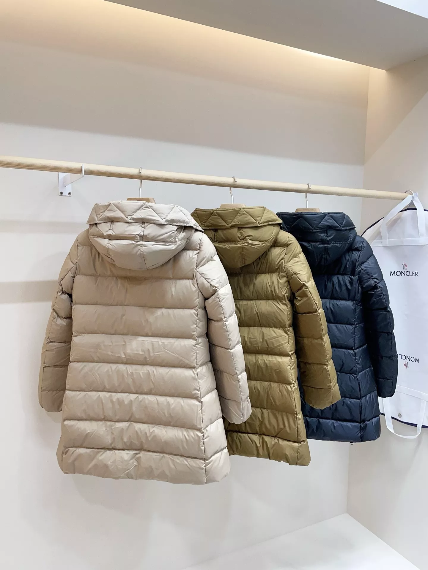 몽클레어 에이라인 후드 벨트 미들 패딩 상세 이미지 4