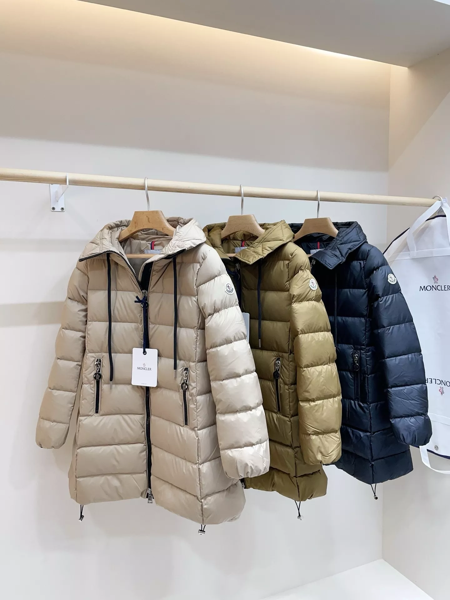 몽클레어 에이라인 후드 벨트 미들 패딩 상세 이미지 2