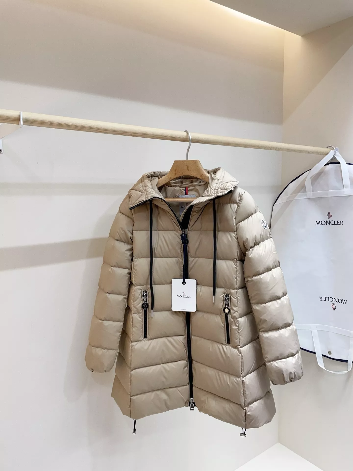 몽클레어 에이라인 후드 벨트 미들 패딩 상세 이미지 11