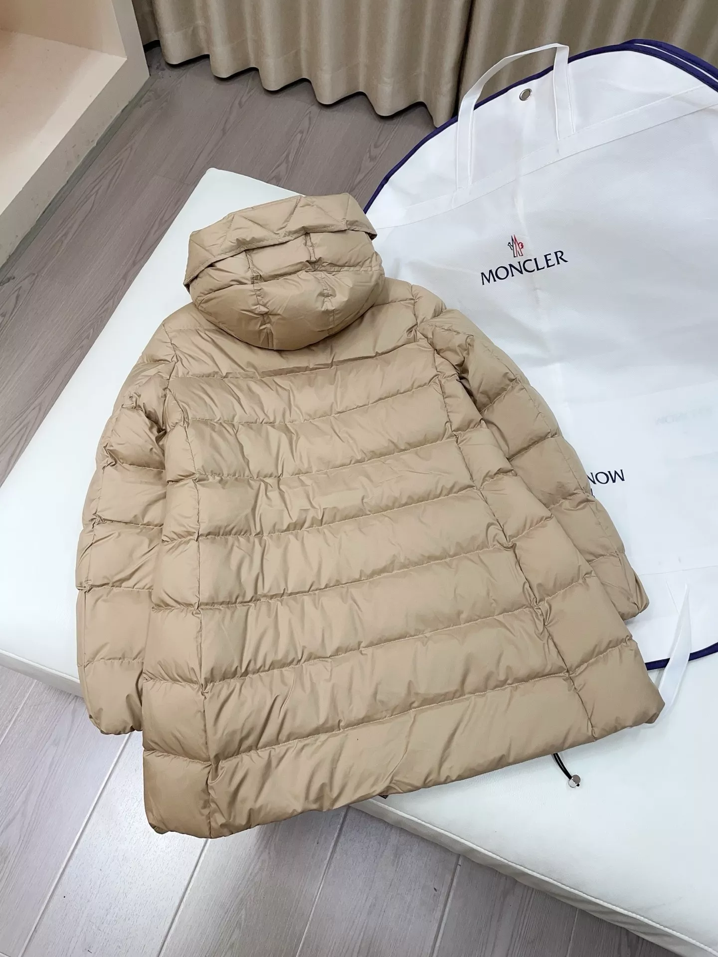 몽클레어 에이라인 후드 벨트 미들 패딩 상세 이미지 26