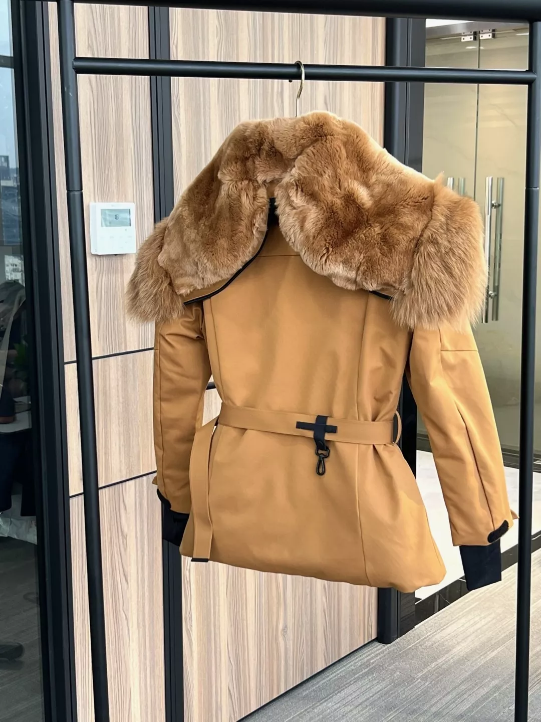 몽클레어 폭스퍼 후드 벨트 미들 패딩 상세 이미지 26