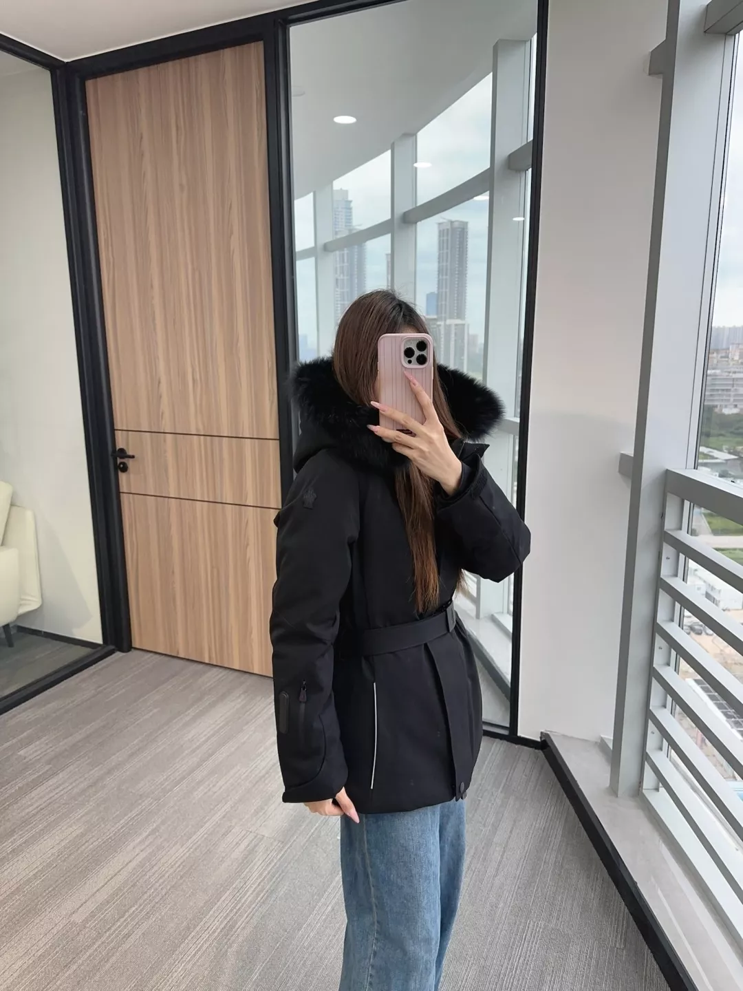 몽클레어 폭스퍼 후드 슬림핏 미들 패딩 상세 이미지 24