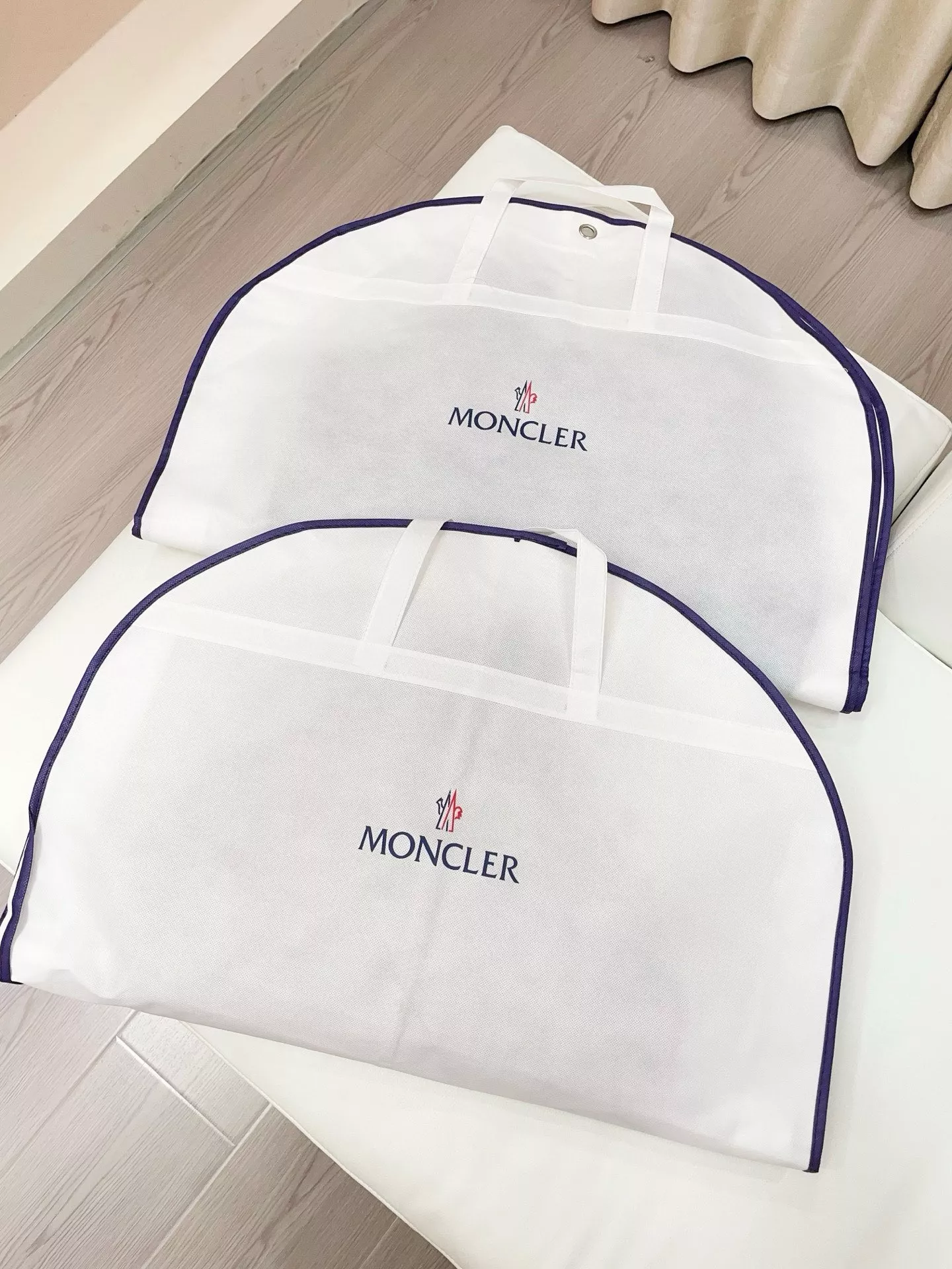 몽클레어 후드 화이트구스 쇼트 패딩 상세 이미지 9
