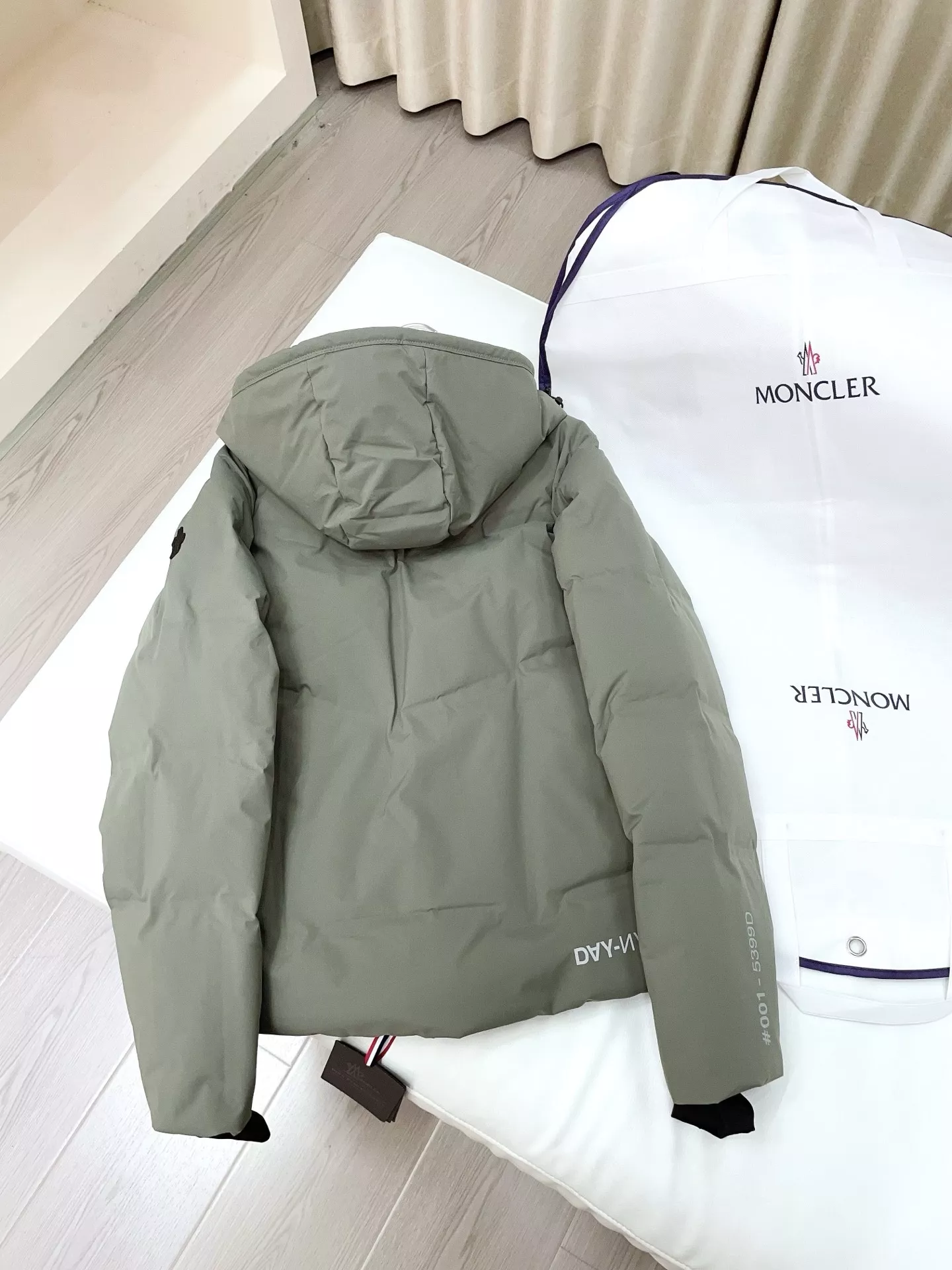 몽클레어 후드 화이트구스 쇼트 패딩 상세 이미지 25