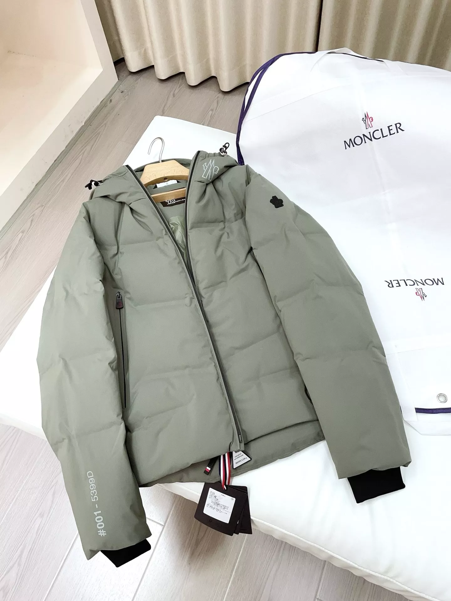 몽클레어 후드 화이트구스 쇼트 패딩 상세 이미지 21