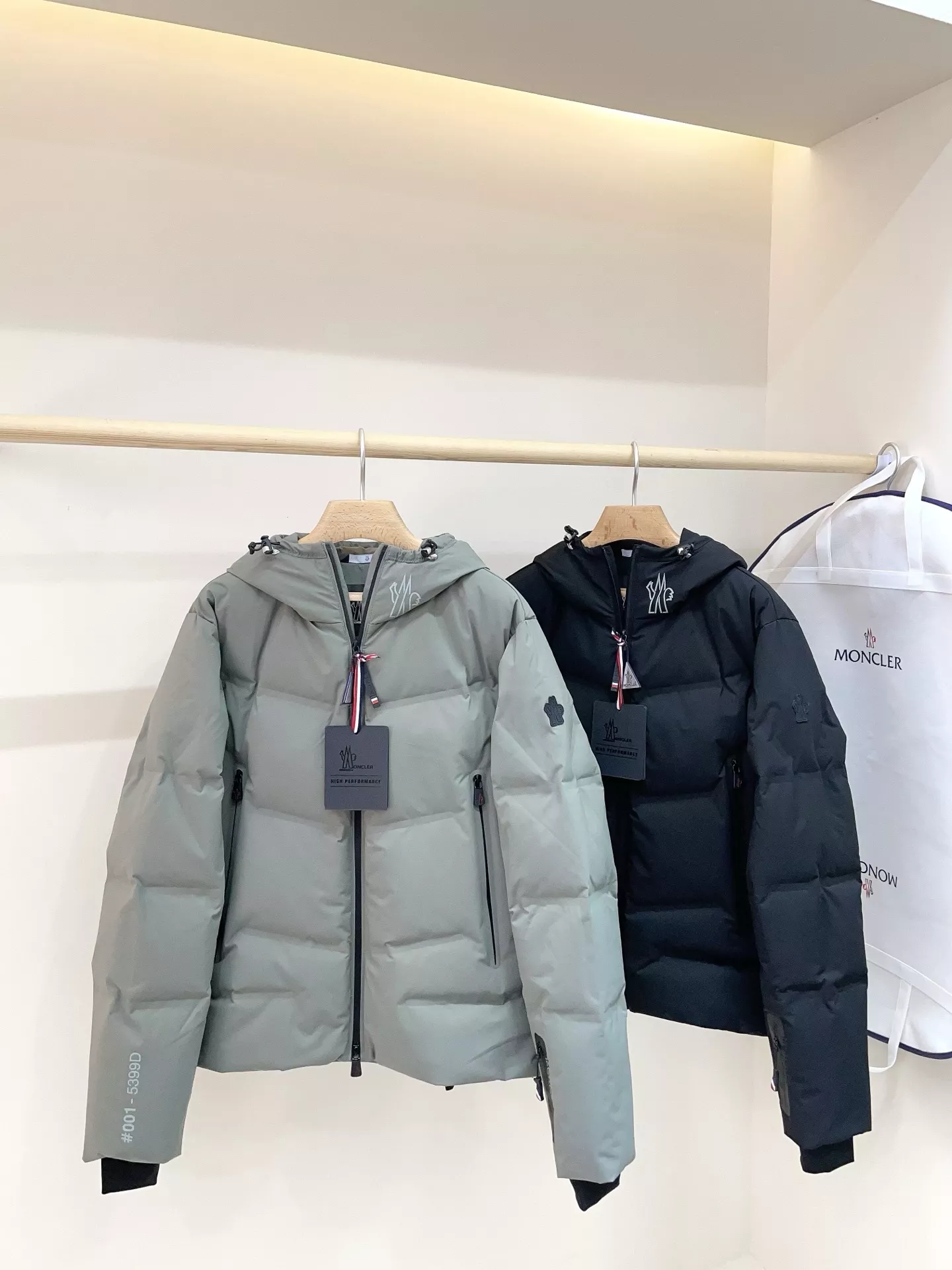 몽클레어 후드 화이트구스 쇼트 패딩 상세 이미지 2