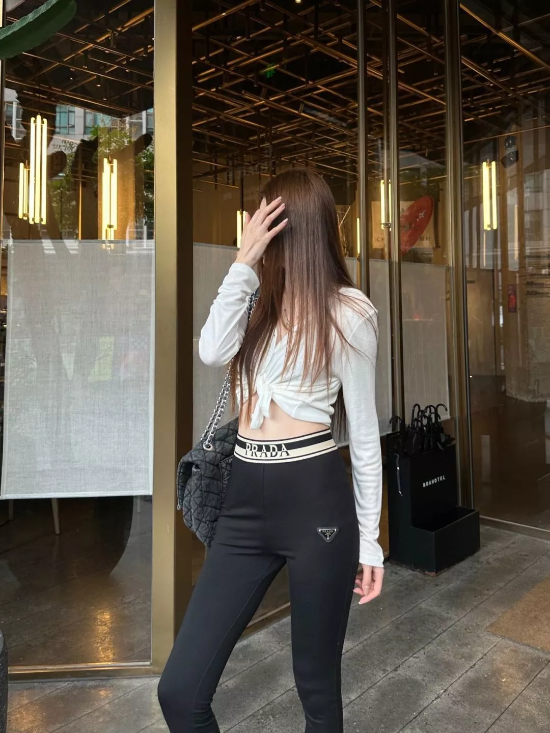 프라다 로고 허리밴드 슬림핏 팬츠 상세 이미지 14