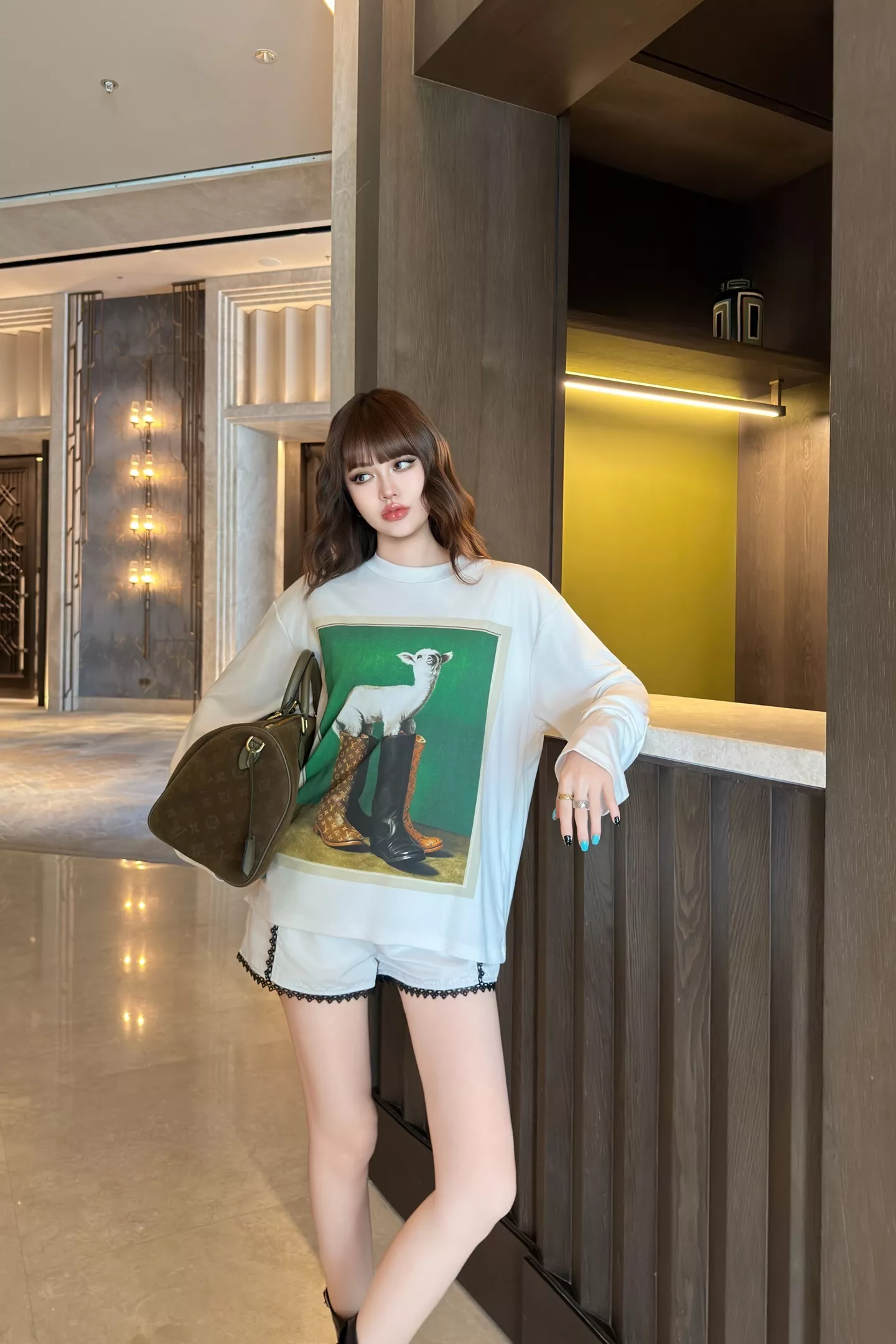 로에베 양 프린트 코튼 루즈핏 긴소매 티셔츠 상세 이미지 45