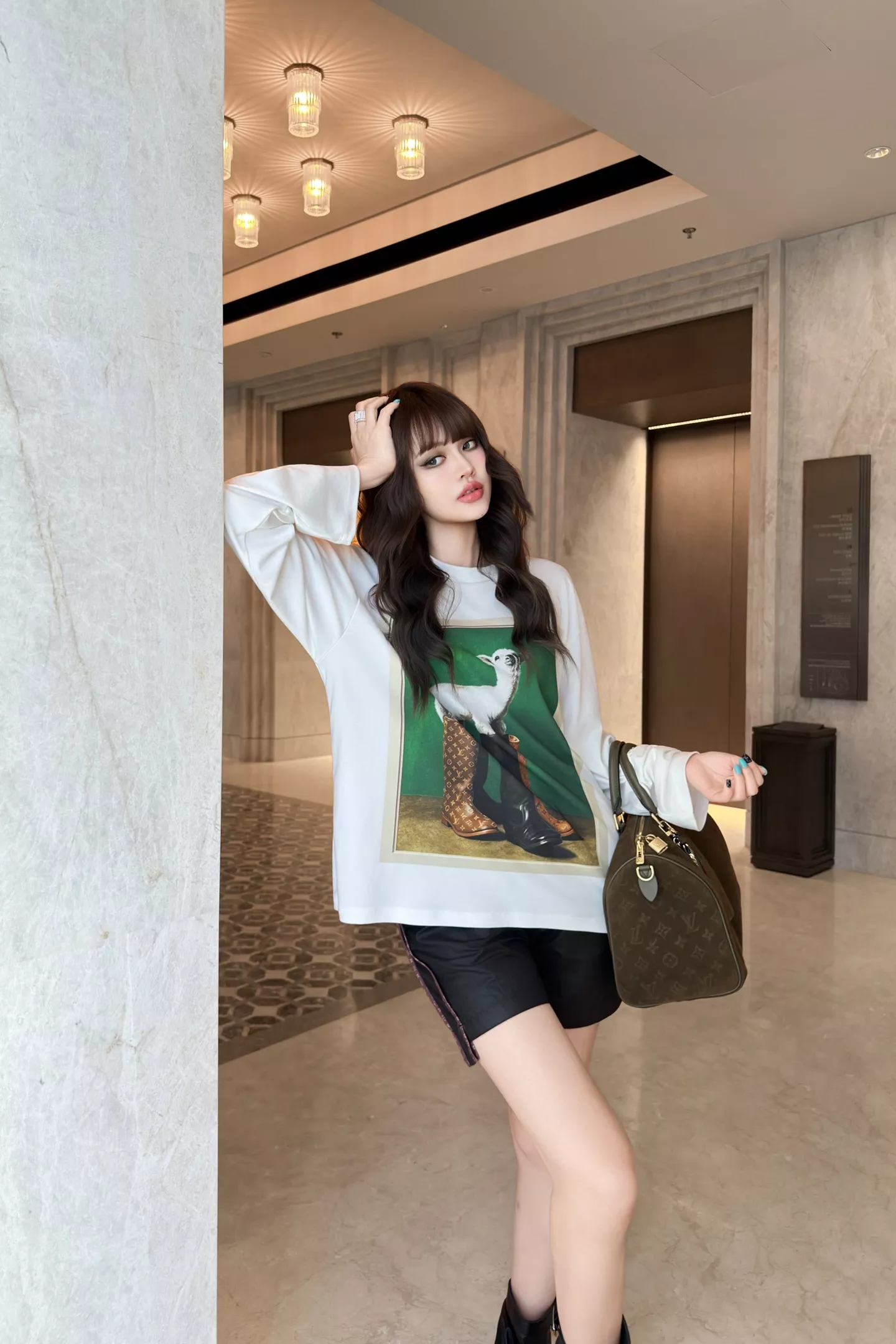 로에베 양 프린트 코튼 루즈핏 긴소매 티셔츠 상세 이미지 55