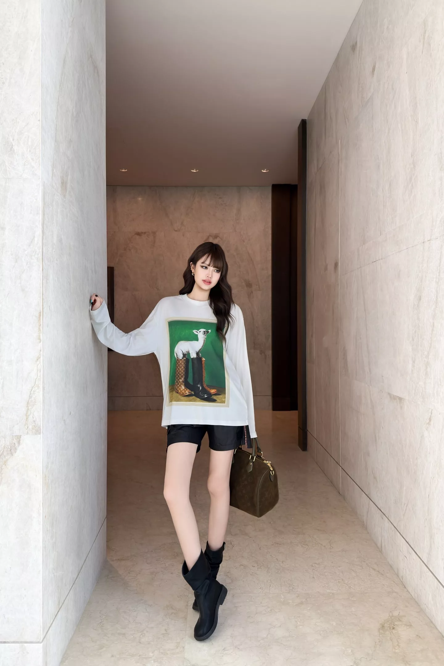 로에베 양 프린트 코튼 루즈핏 긴소매 티셔츠 상세 이미지 49