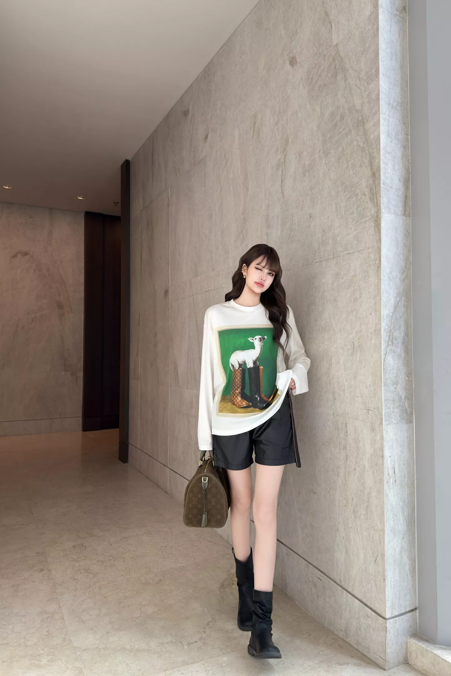 로에베 양 프린트 코튼 루즈핏 긴소매 티셔츠 상세 이미지 52