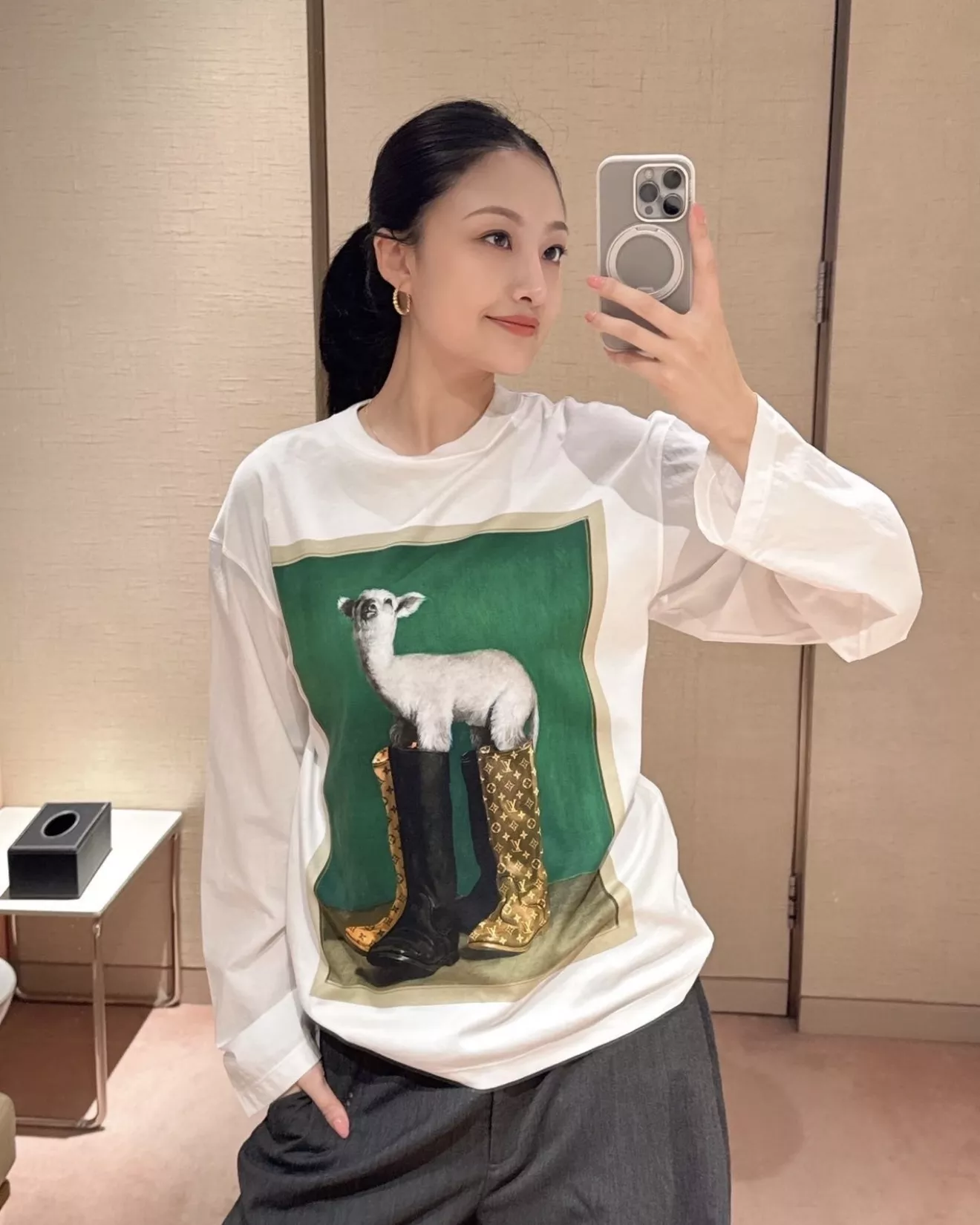 로에베 양 프린트 코튼 루즈핏 긴소매 티셔츠 상세 이미지 31